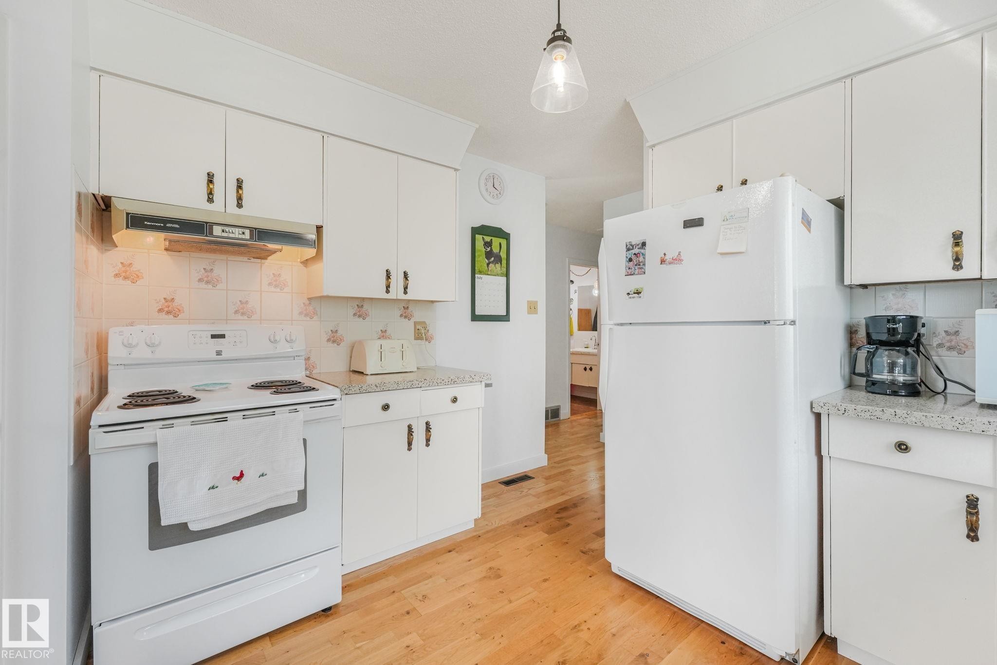 14203 74 Street Nw, Edmonton, AB - Indoor Photo Showing Kitchen