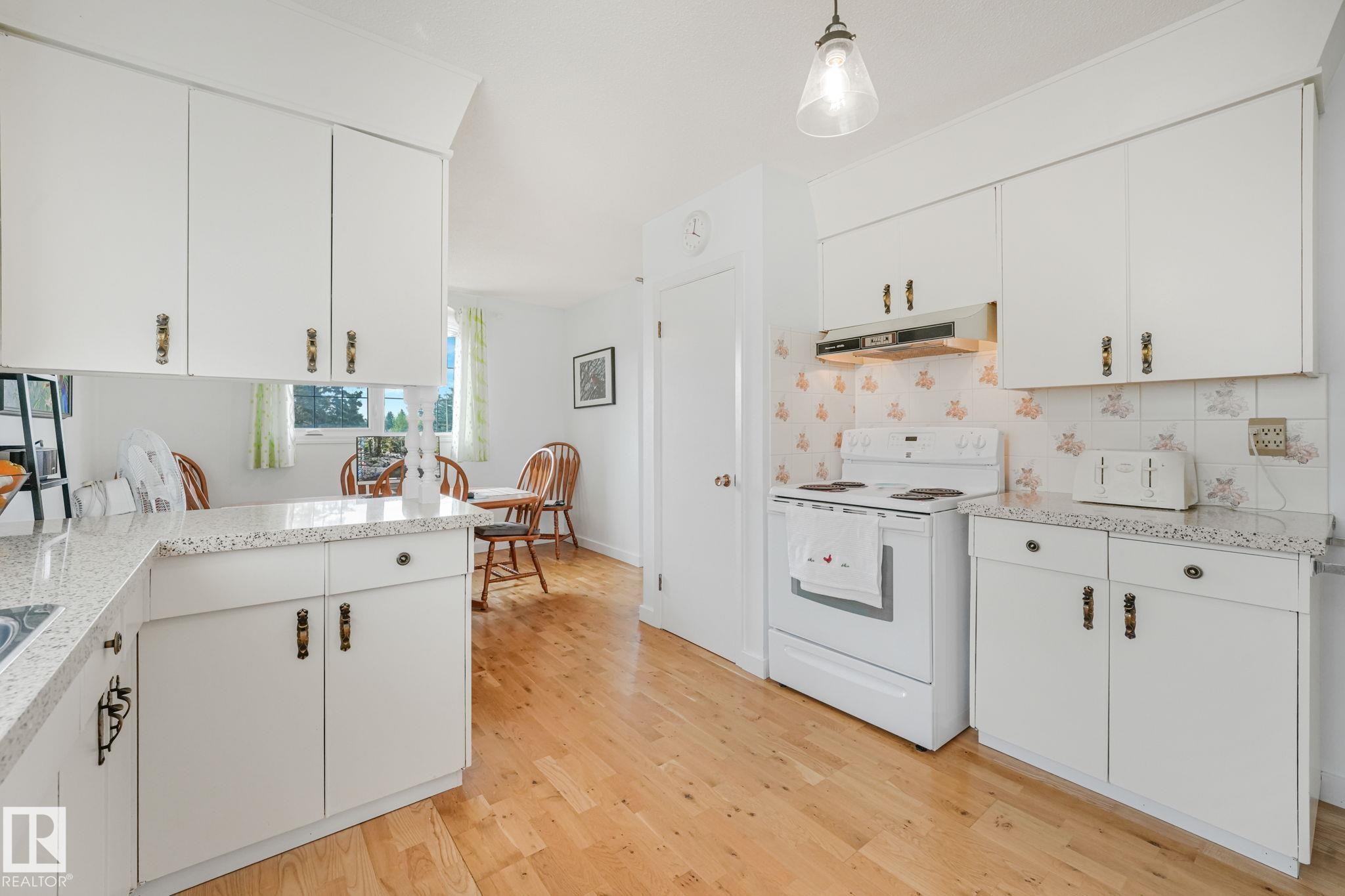 14203 74 Street Nw, Edmonton, AB - Indoor Photo Showing Kitchen