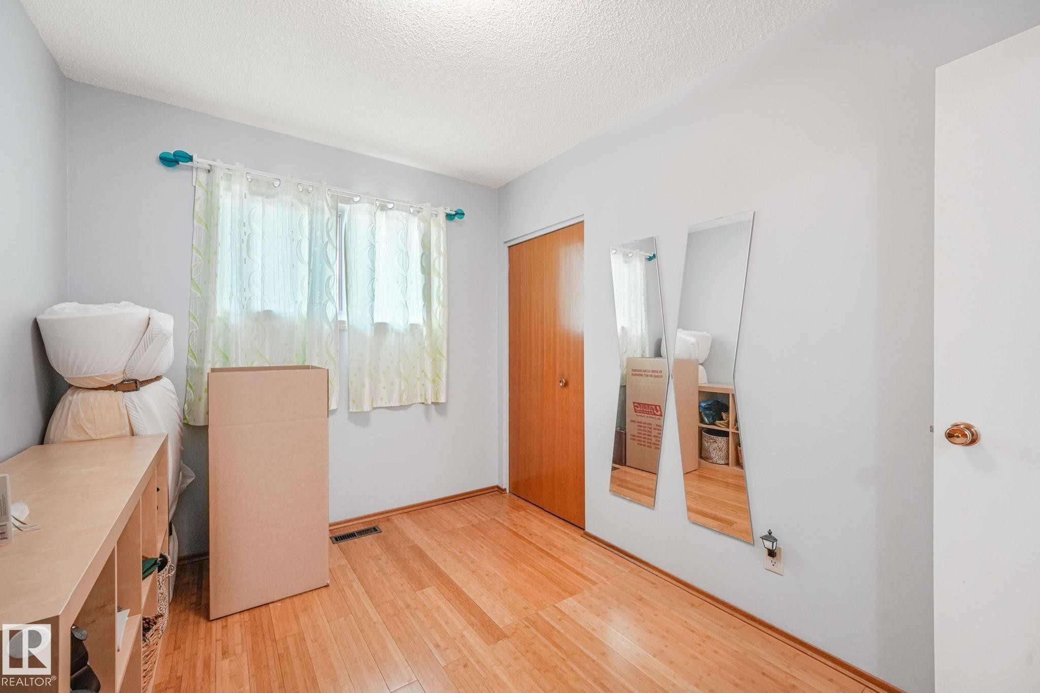 14203 74 Street Nw, Edmonton, AB - Indoor