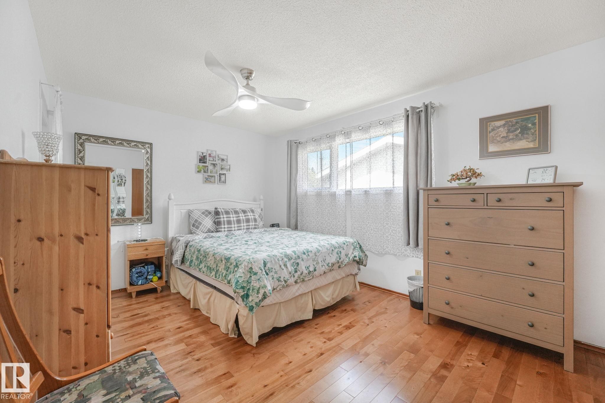 14203 74 Street Nw, Edmonton, AB - Indoor Photo Showing Bedroom