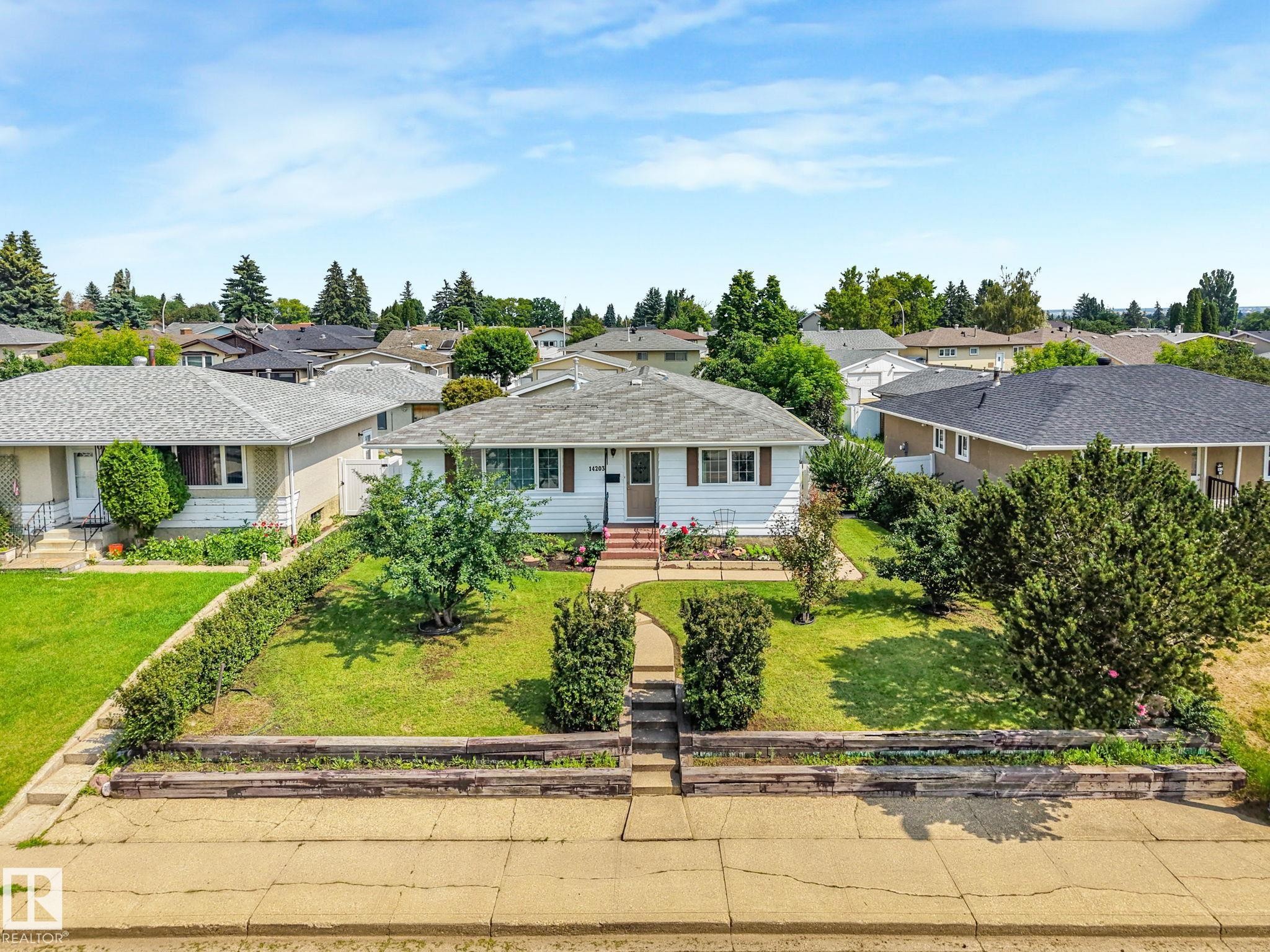 14203 74 Street Nw, Edmonton, AB - Outdoor