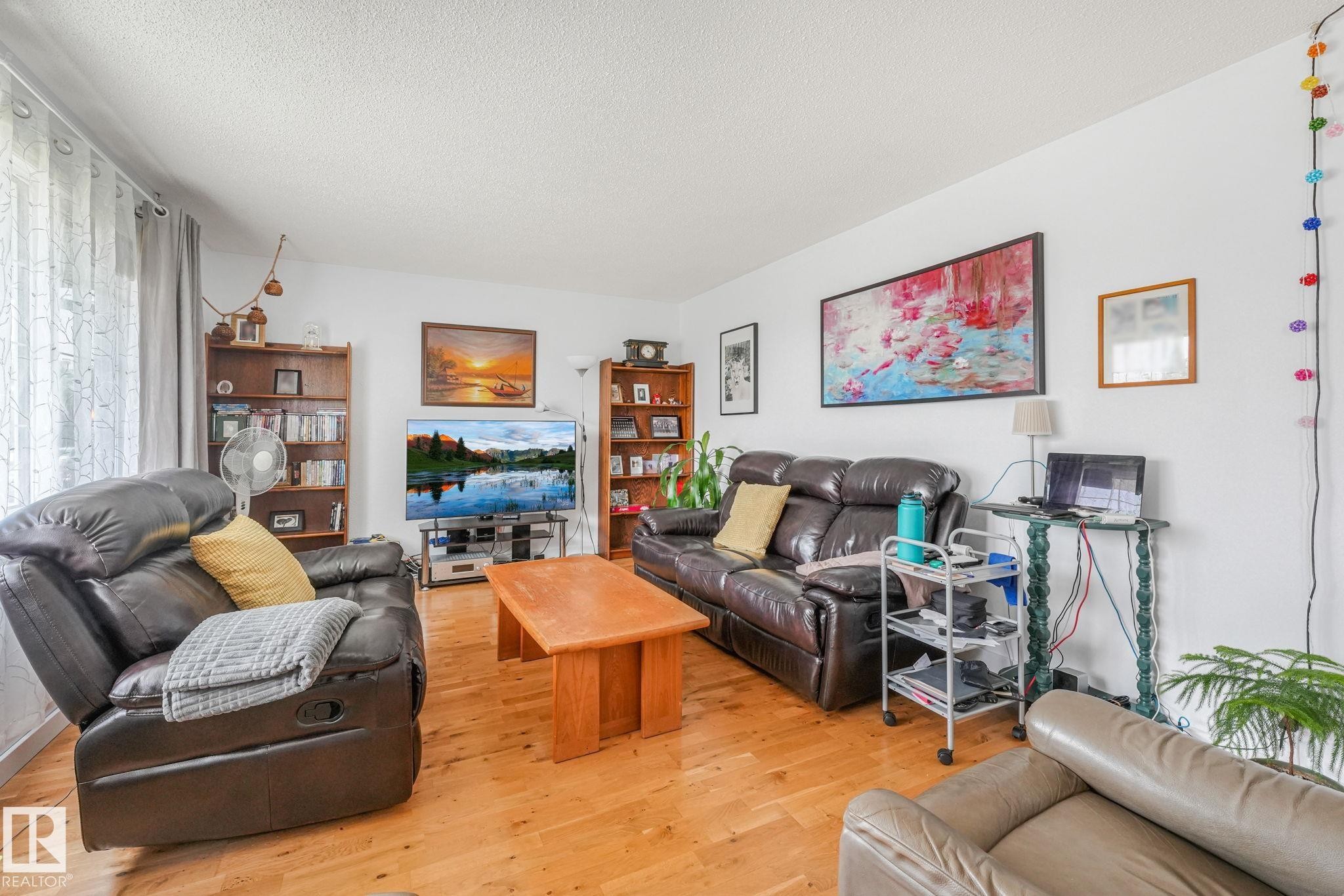 14203 74 Street Nw, Edmonton, AB - Indoor Photo Showing Living Room