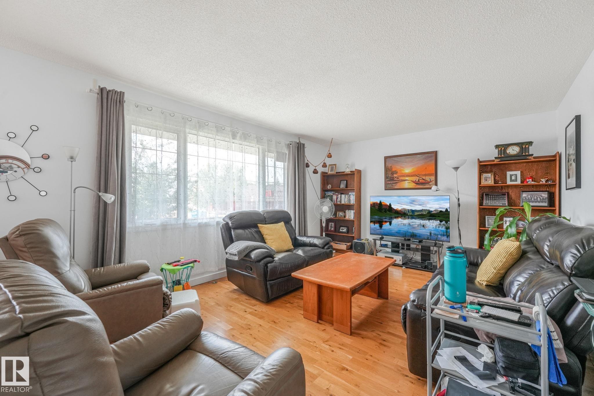 14203 74 Street Nw, Edmonton, AB - Indoor Photo Showing Living Room