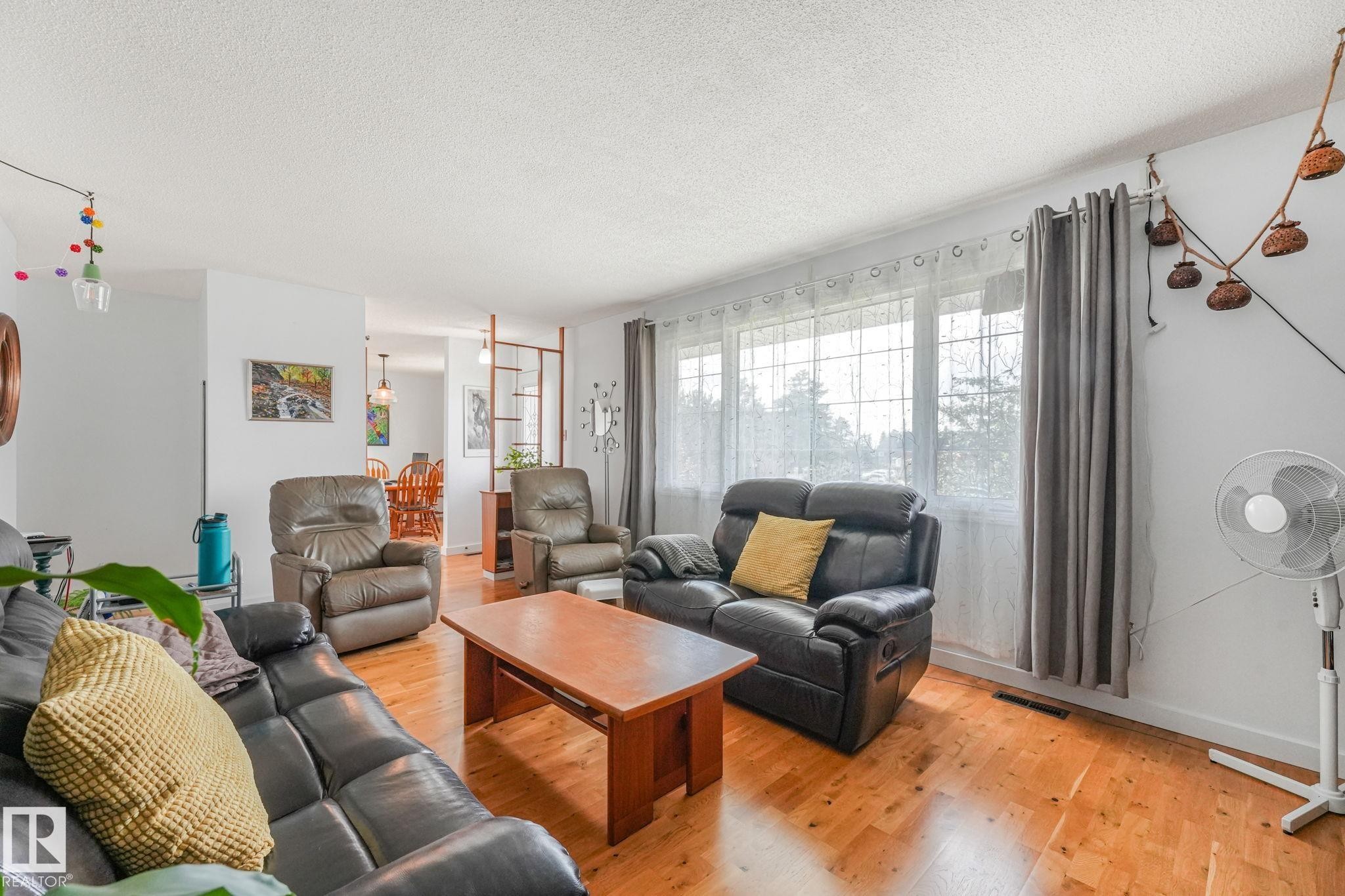 14203 74 Street Nw, Edmonton, AB - Indoor Photo Showing Living Room