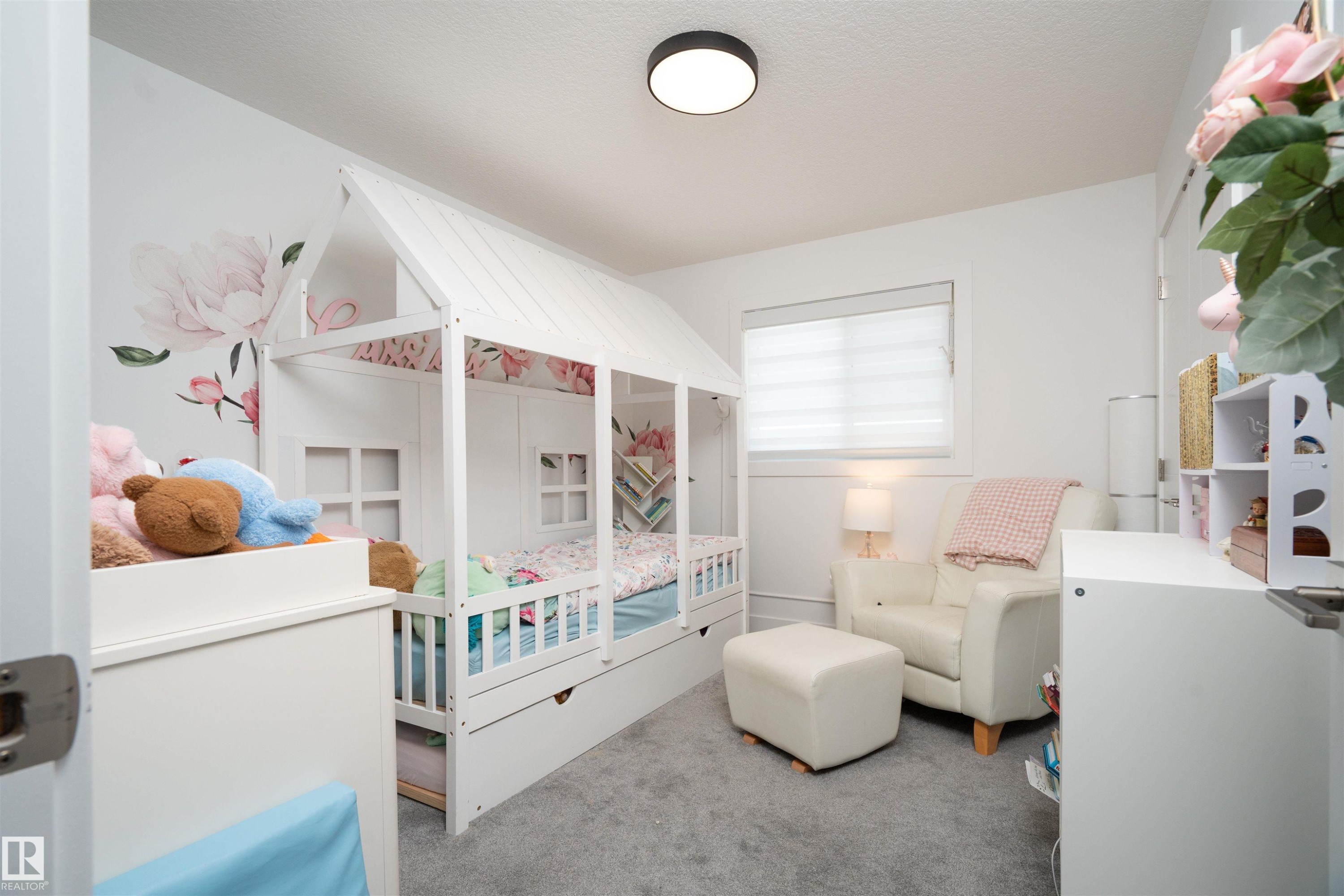 White bedroom featuring light gray carpeting, a built-in window, a flush-mount ceiling light fixture, and a built-in wall niche - 4714 Charles Bay Bay, Edmonton, AB