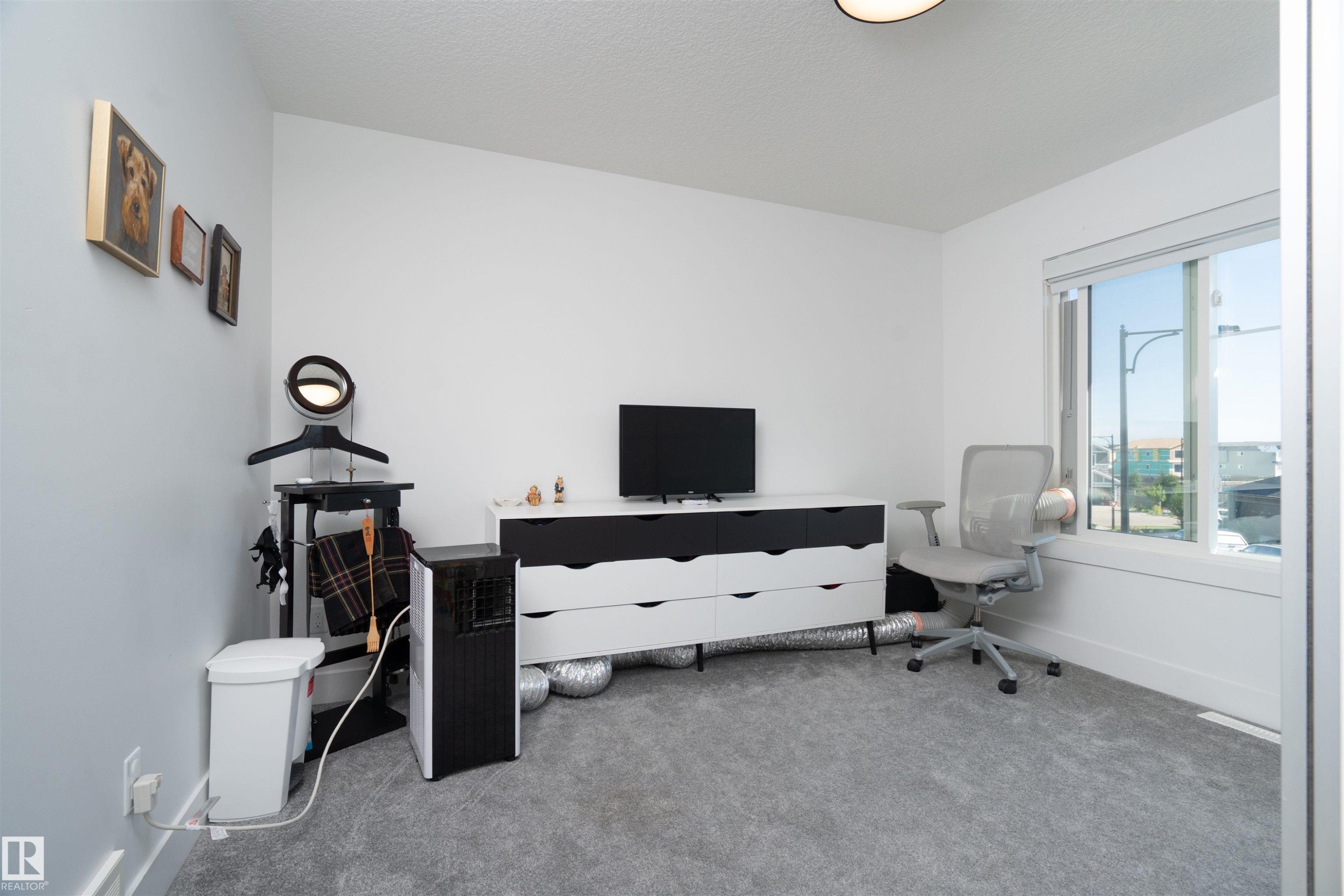 Bright room featuring a single window, light gray carpeting, and white painted walls - 4714 Charles Bay Bay, Edmonton, AB