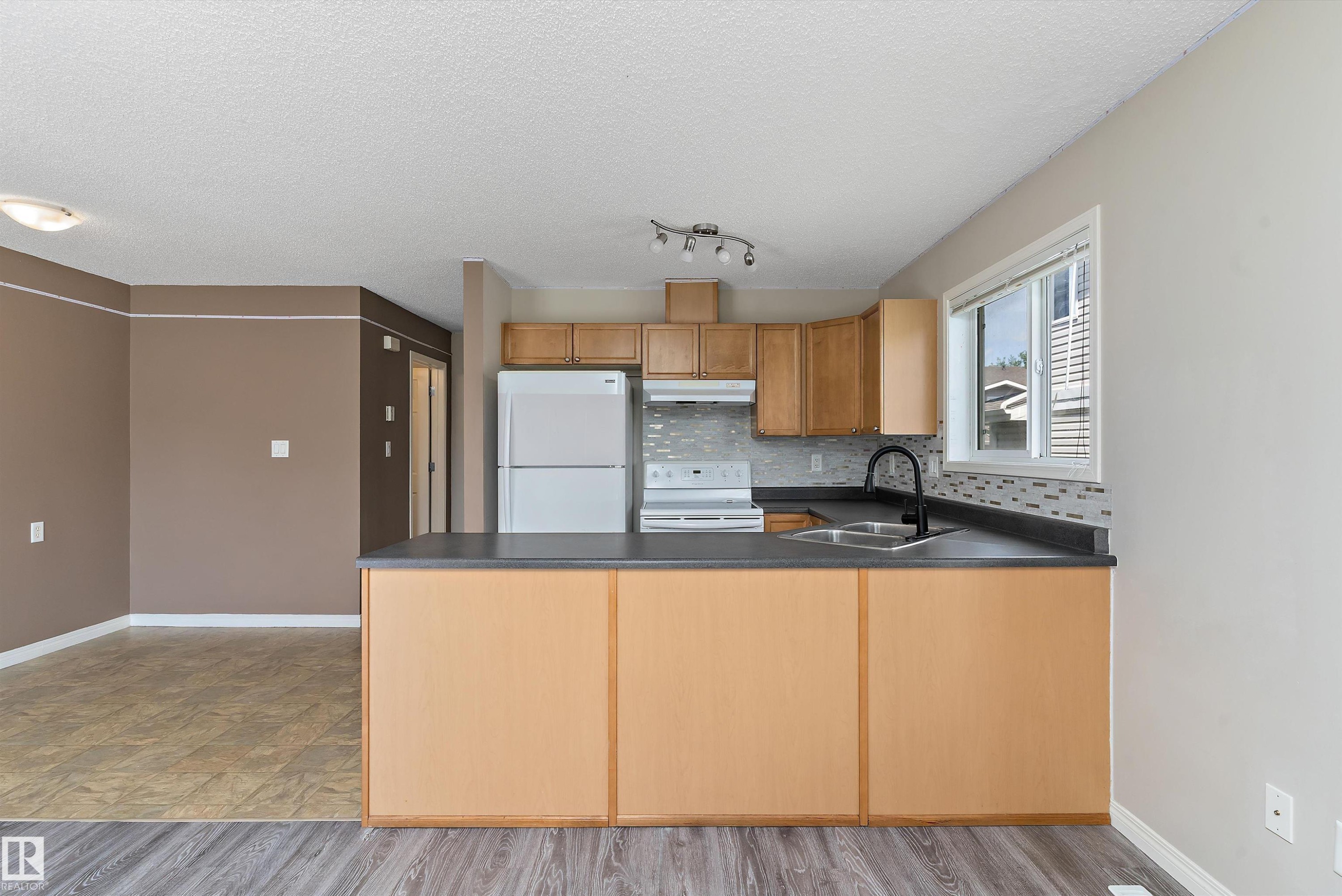 #56 130 Hyndman Cr Nw, Edmonton, AB - Indoor Photo Showing Kitchen With Double Sink