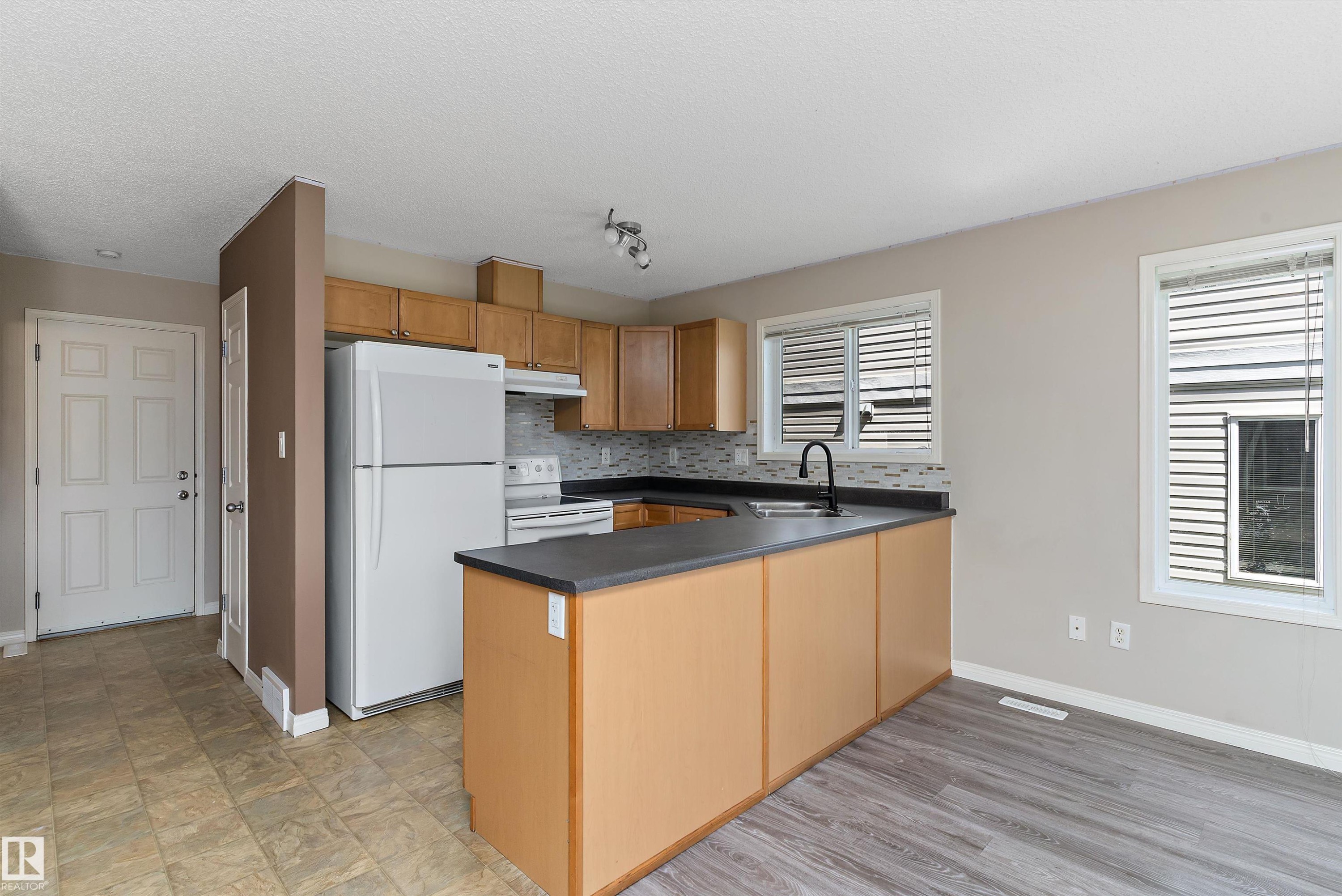 #56 130 Hyndman Cr Nw, Edmonton, AB - Indoor Photo Showing Kitchen
