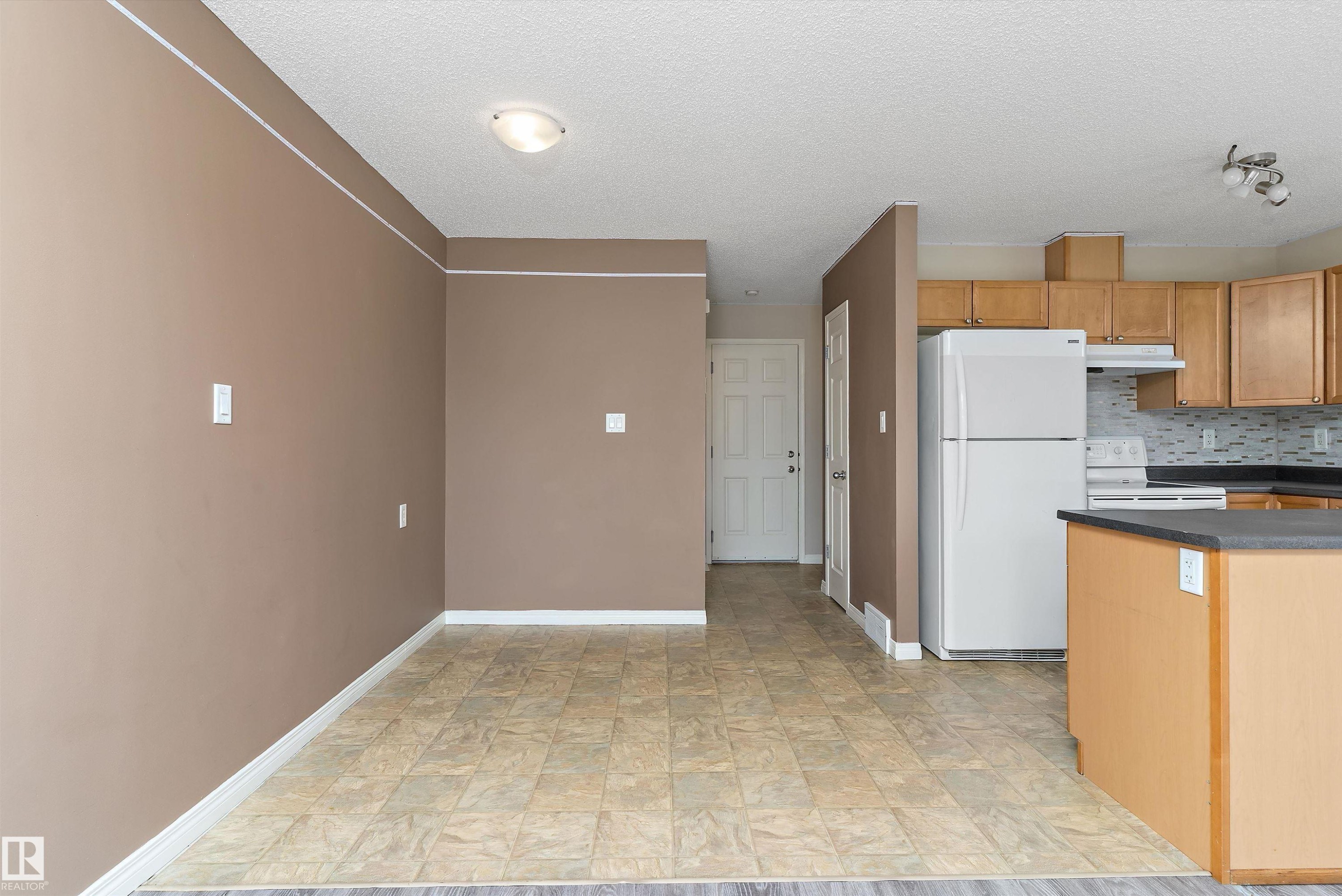 #56 130 Hyndman Cr Nw, Edmonton, AB - Indoor Photo Showing Kitchen