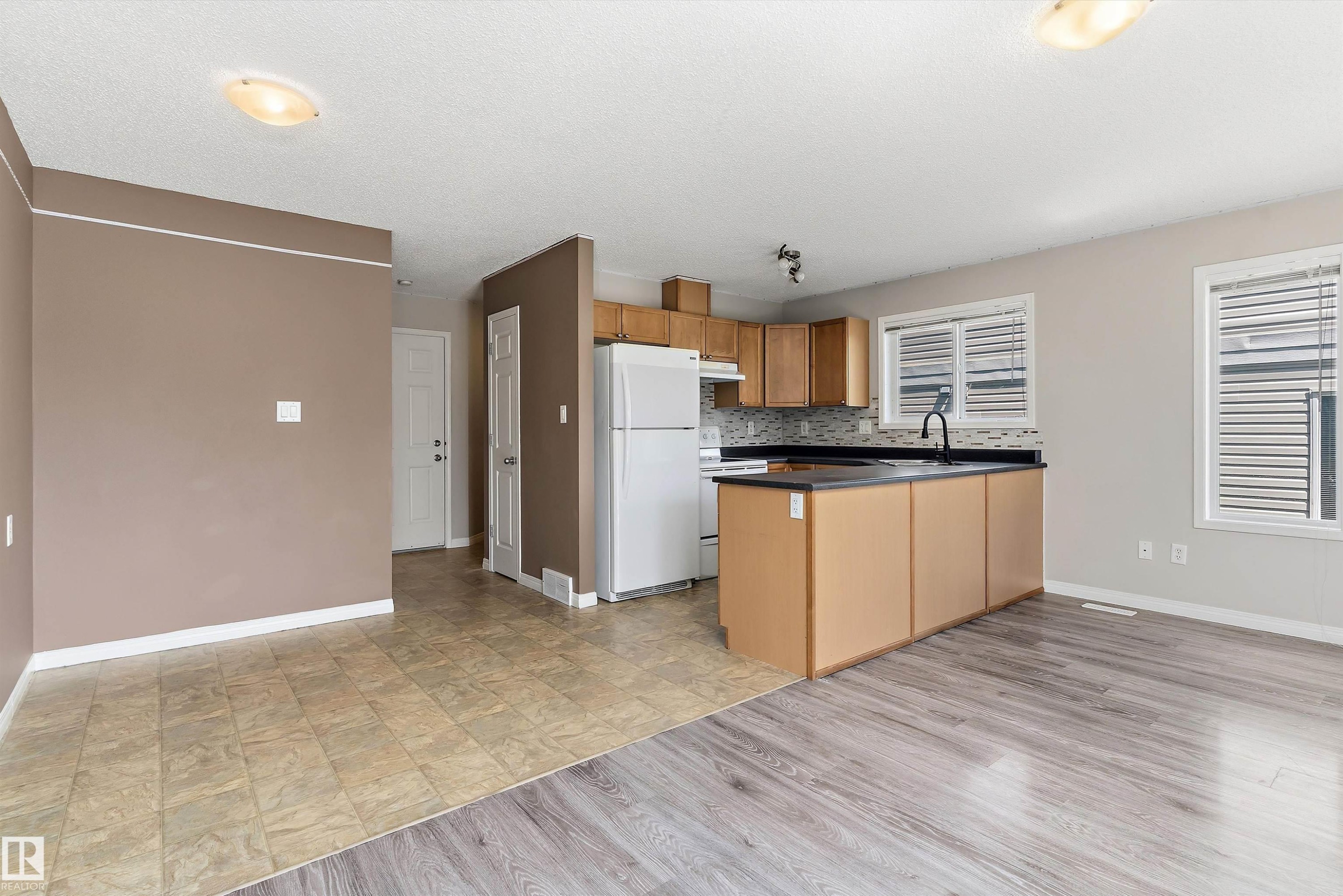 #56 130 Hyndman Cr Nw, Edmonton, AB - Indoor Photo Showing Kitchen With Double Sink
