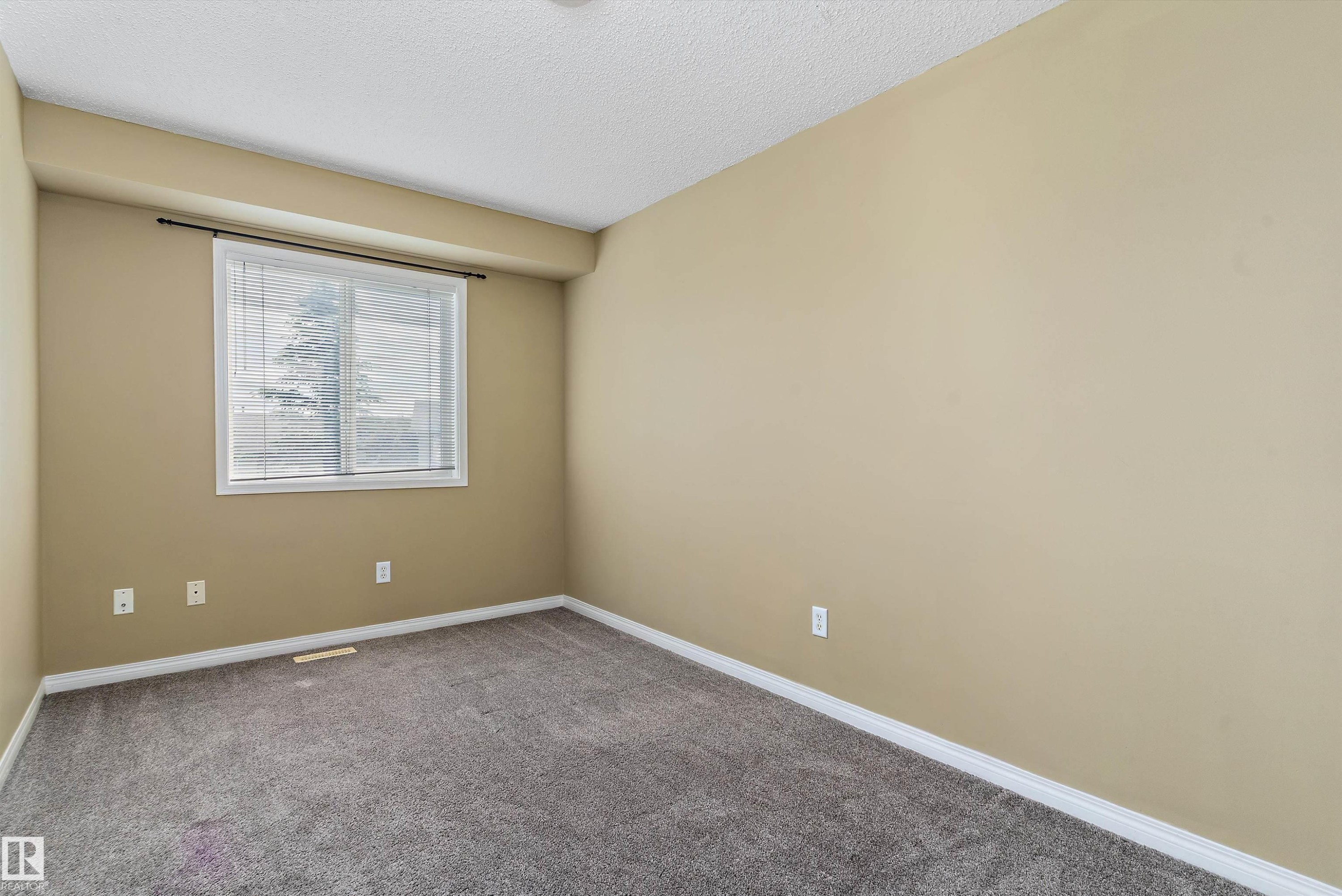 #56 130 Hyndman Cr Nw, Edmonton, AB - Indoor Photo Showing Other Room