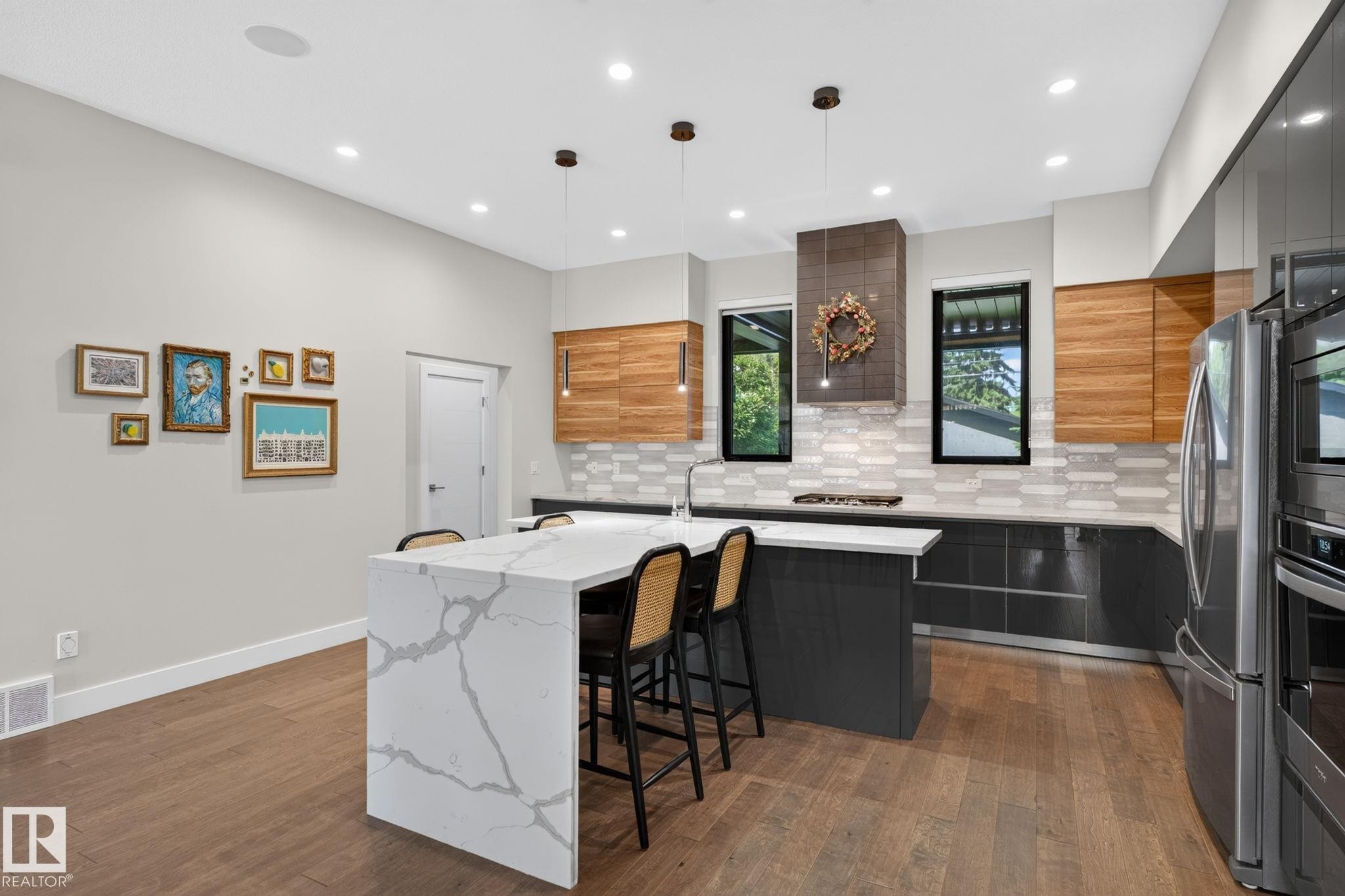 143B Laurier Drive Nw, Edmonton, AB - Indoor Photo Showing Kitchen With Upgraded Kitchen