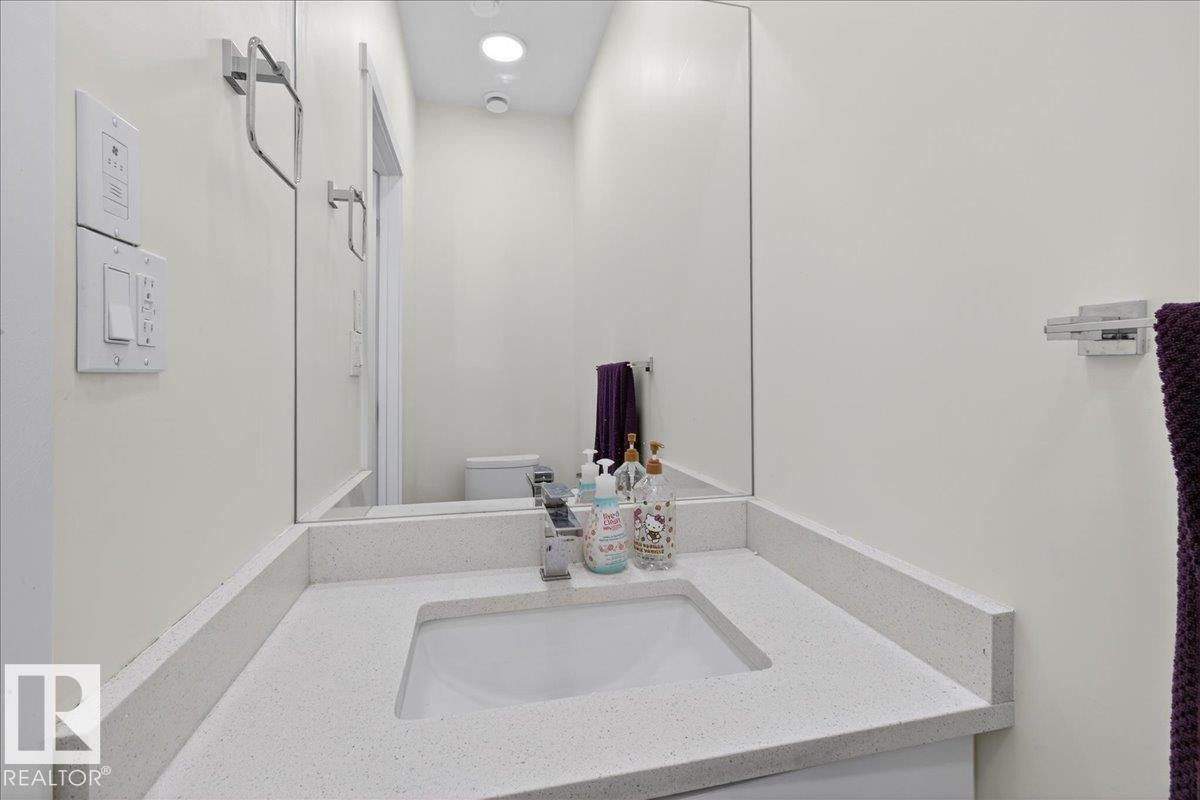 #1 11616 82 St Nw, Edmonton, AB - Indoor Photo Showing Bathroom