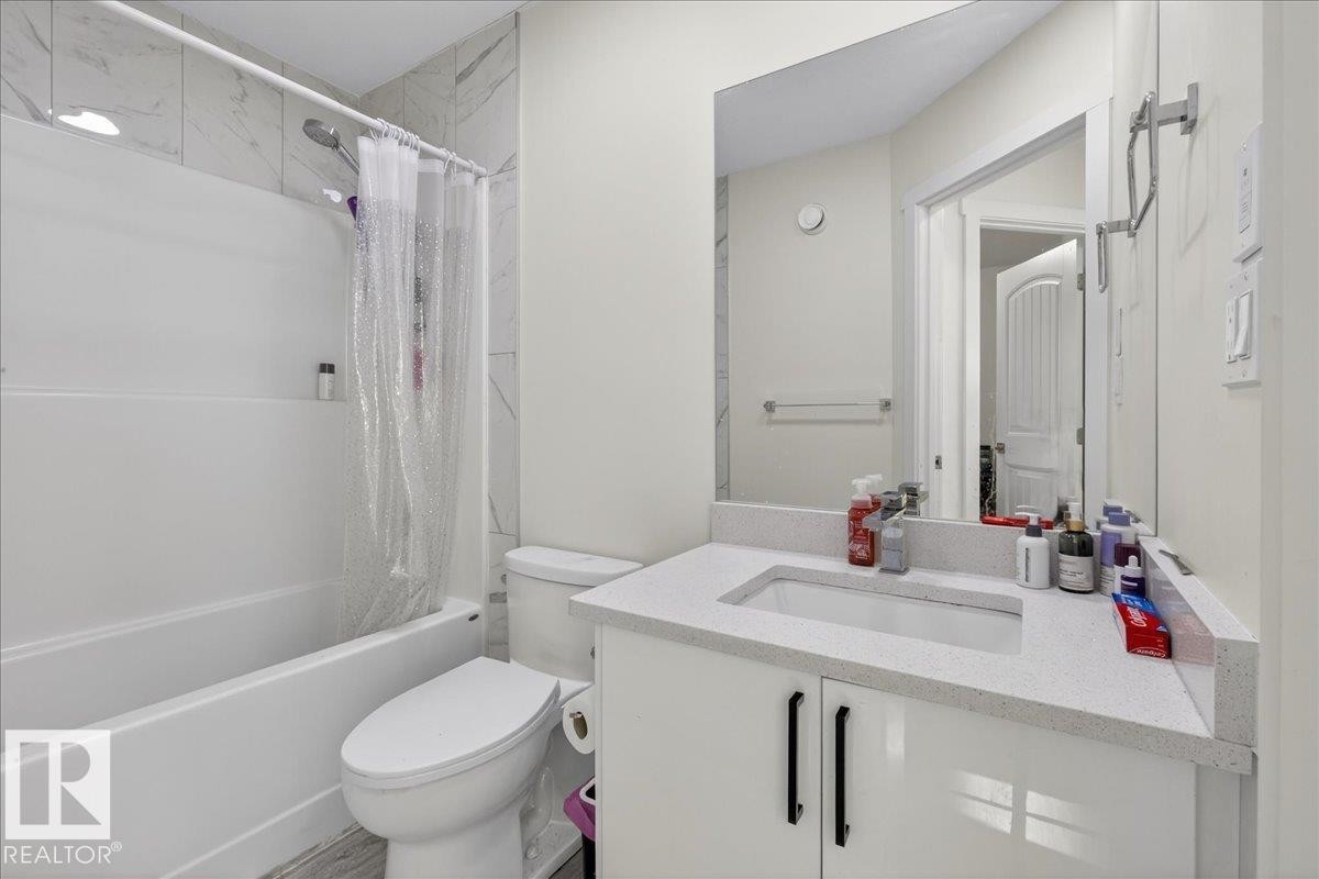 #1 11616 82 St Nw, Edmonton, AB - Indoor Photo Showing Bathroom