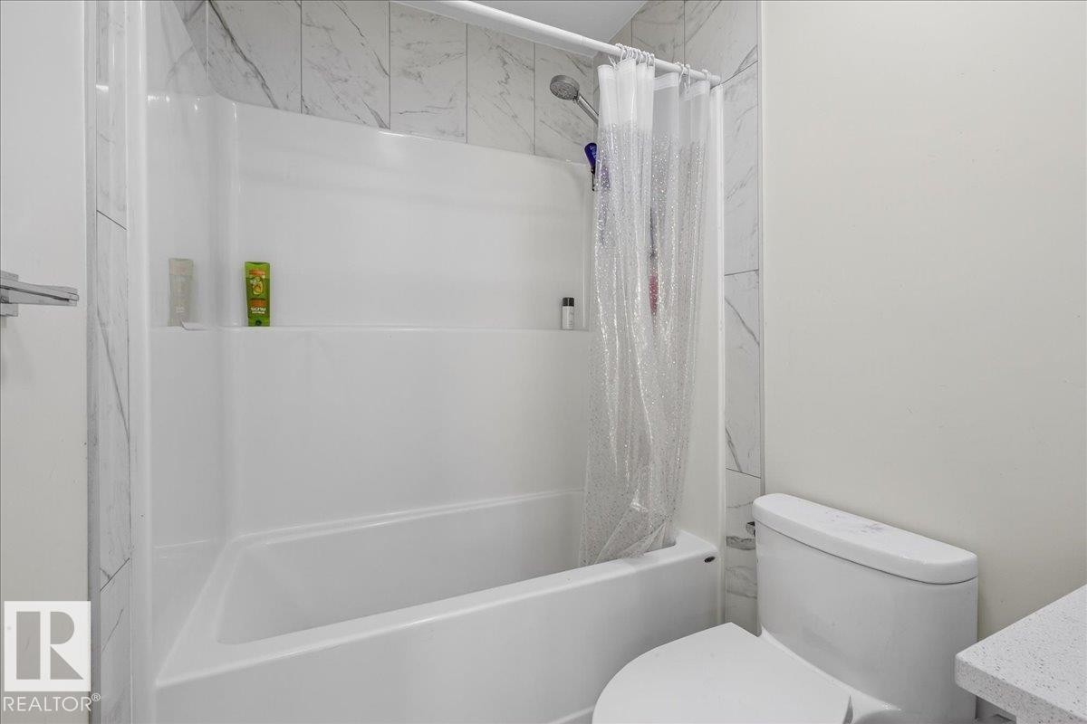 #1 11616 82 St Nw, Edmonton, AB - Indoor Photo Showing Bathroom