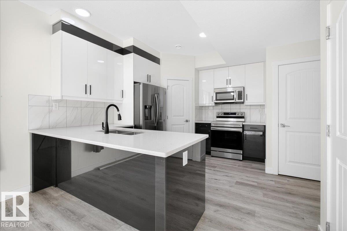 #2 11616 82 St Nw, Edmonton, AB - Indoor Photo Showing Kitchen With Upgraded Kitchen