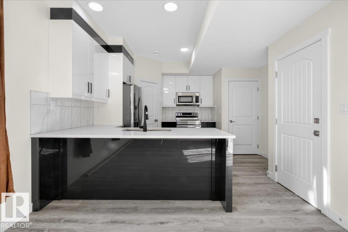 #2 11616 82 St Nw, Edmonton, AB - Indoor Photo Showing Kitchen With Upgraded Kitchen