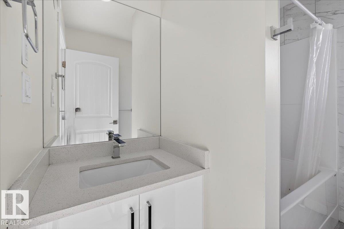#2 11616 82 St Nw, Edmonton, AB - Indoor Photo Showing Bathroom