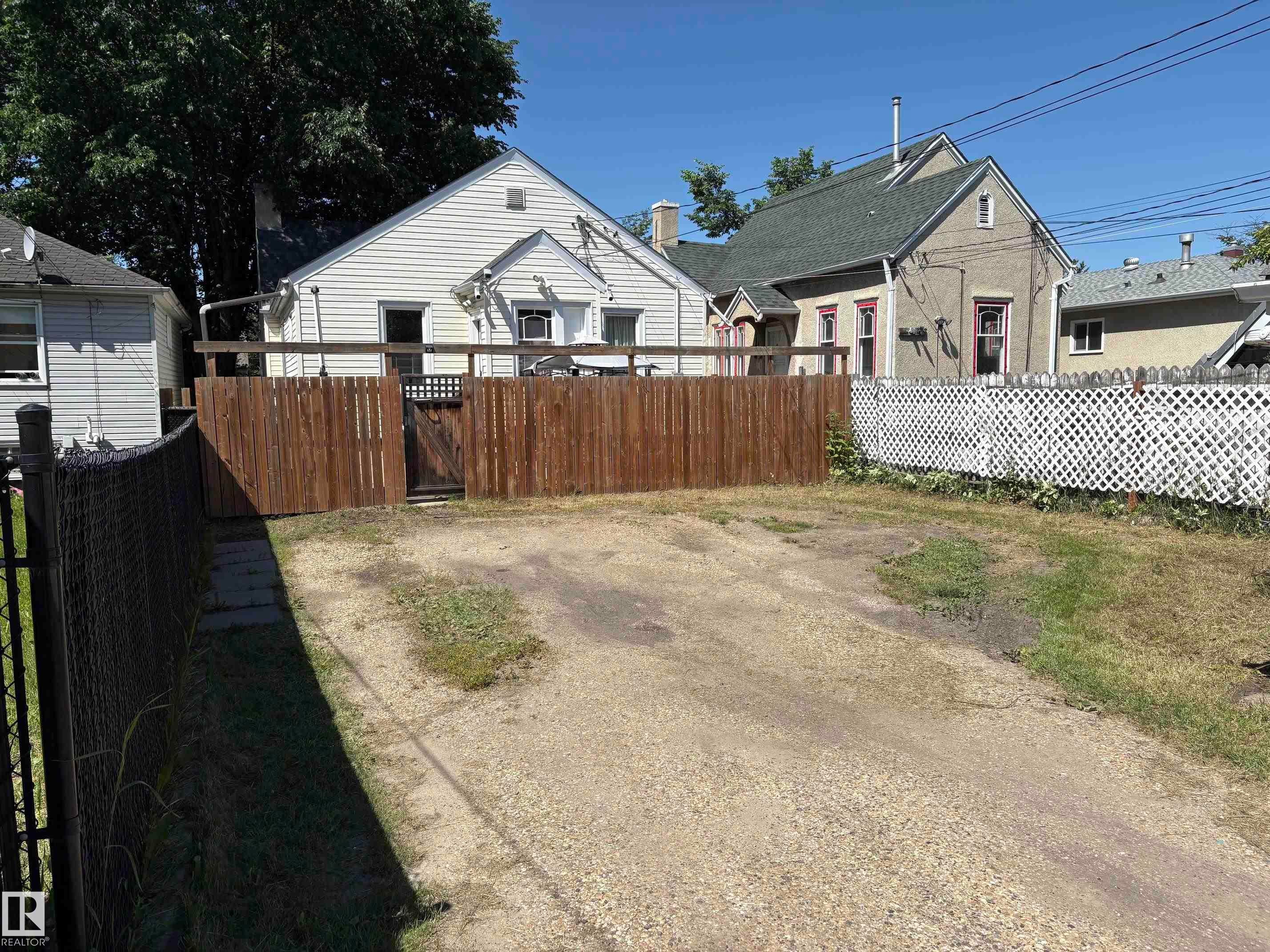Gravel drive with perimeter fencing - 11511 101 Street, Edmonton, AB