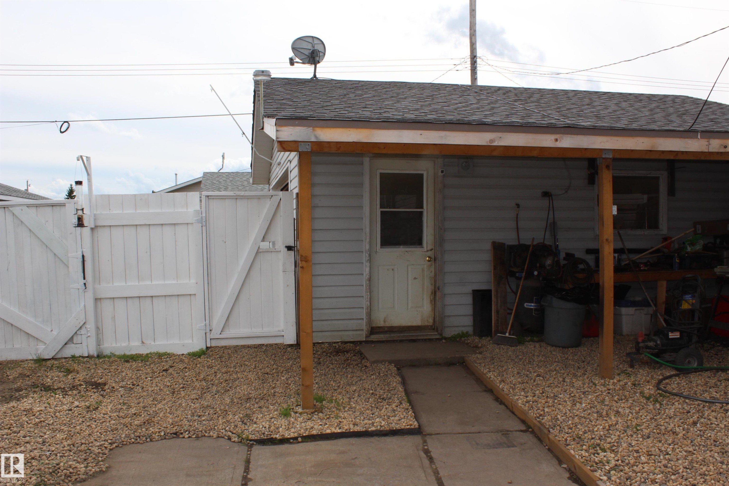 Accessory structure featuring vinyl siding and a shingle roof - 4839 49 Avenue, Chipman, AB