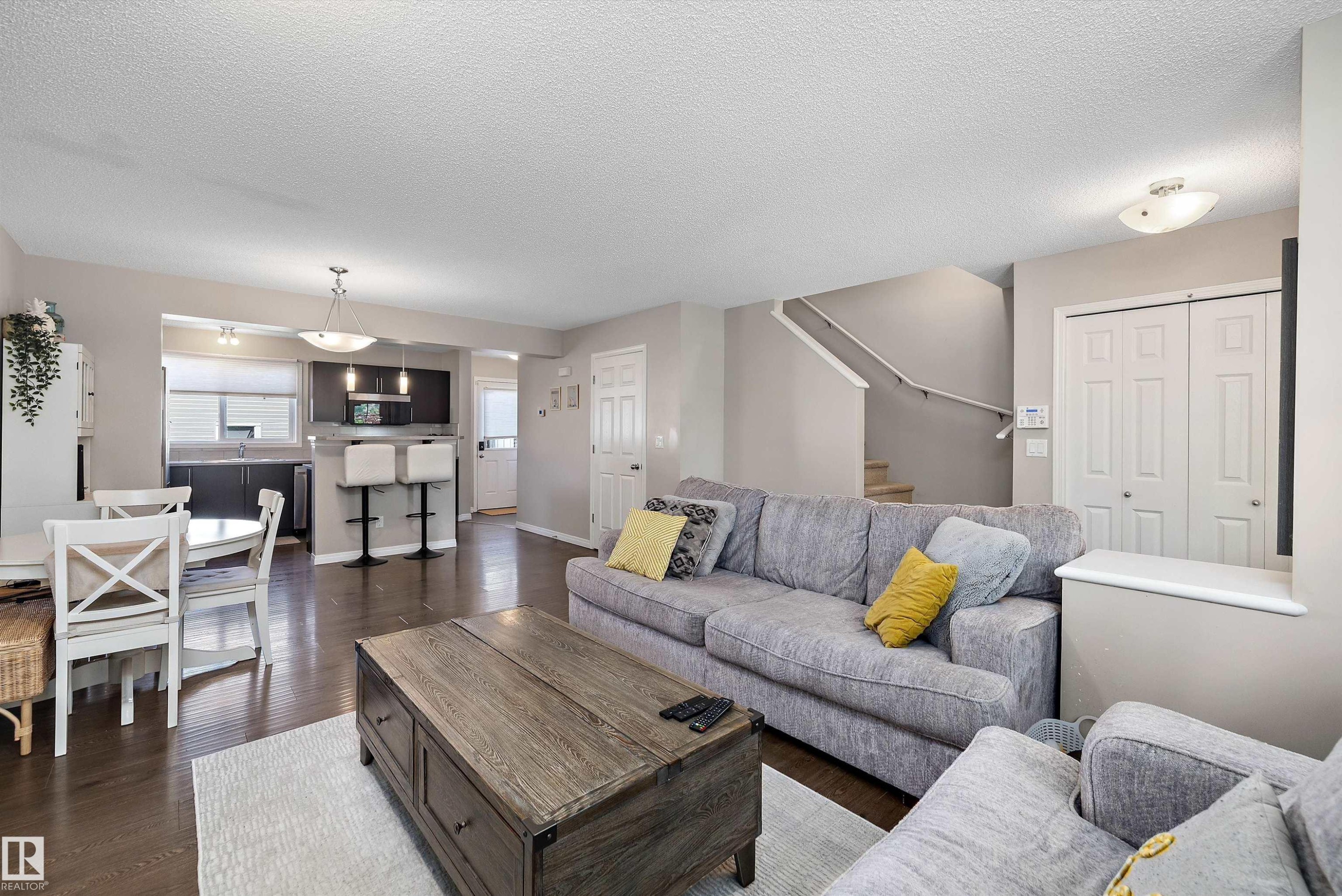1922 74 Street Sw, Edmonton, AB - Indoor Photo Showing Living Room