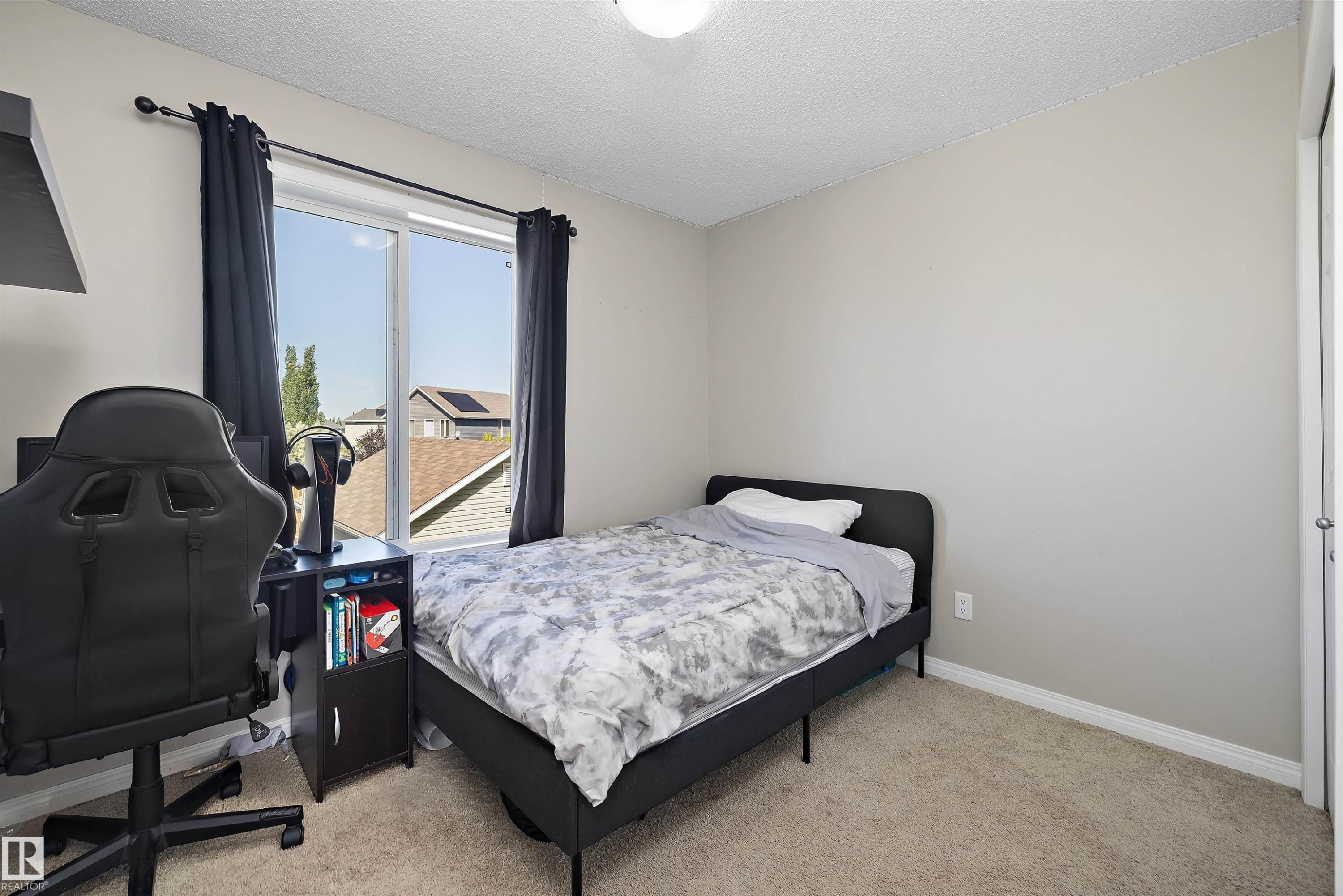 1922 74 Street Sw, Edmonton, AB - Indoor Photo Showing Bedroom