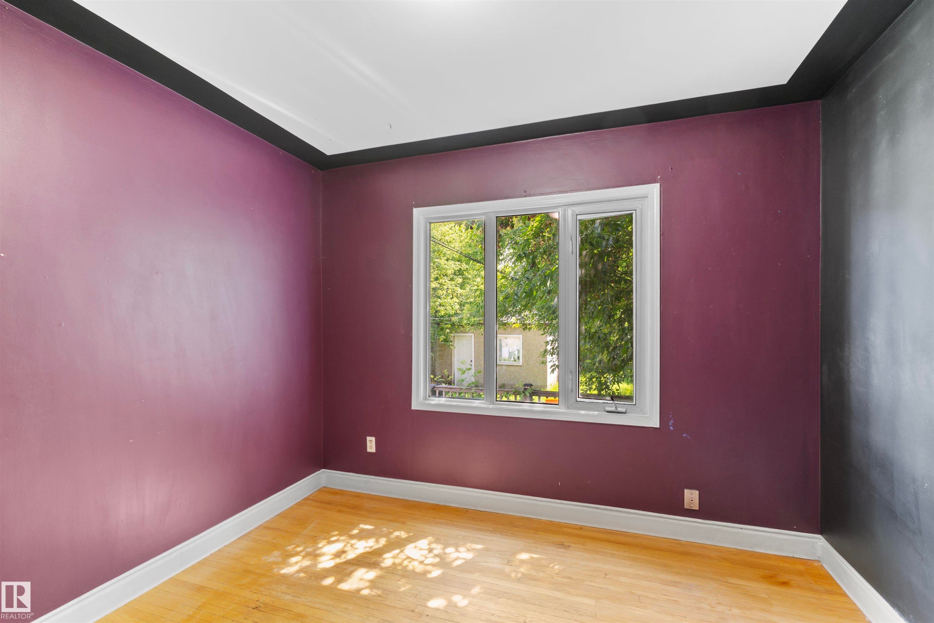 Hardwood flooring complemented by white baseboards - 10607 73 Ave, Edmonton, AB