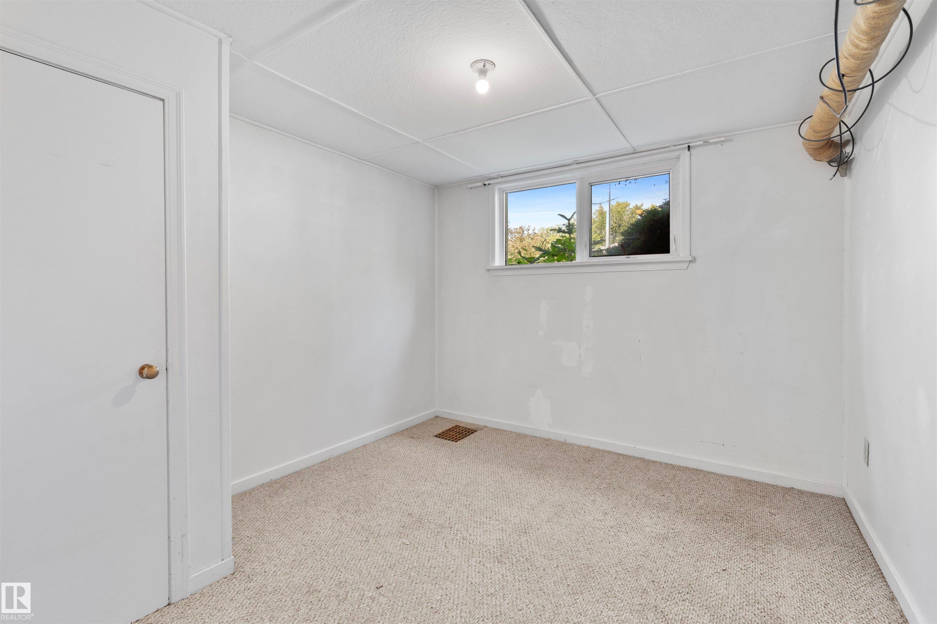 Carpeted room with white walls, a white ceiling, and a single window - 10607 73 Ave, Edmonton, AB