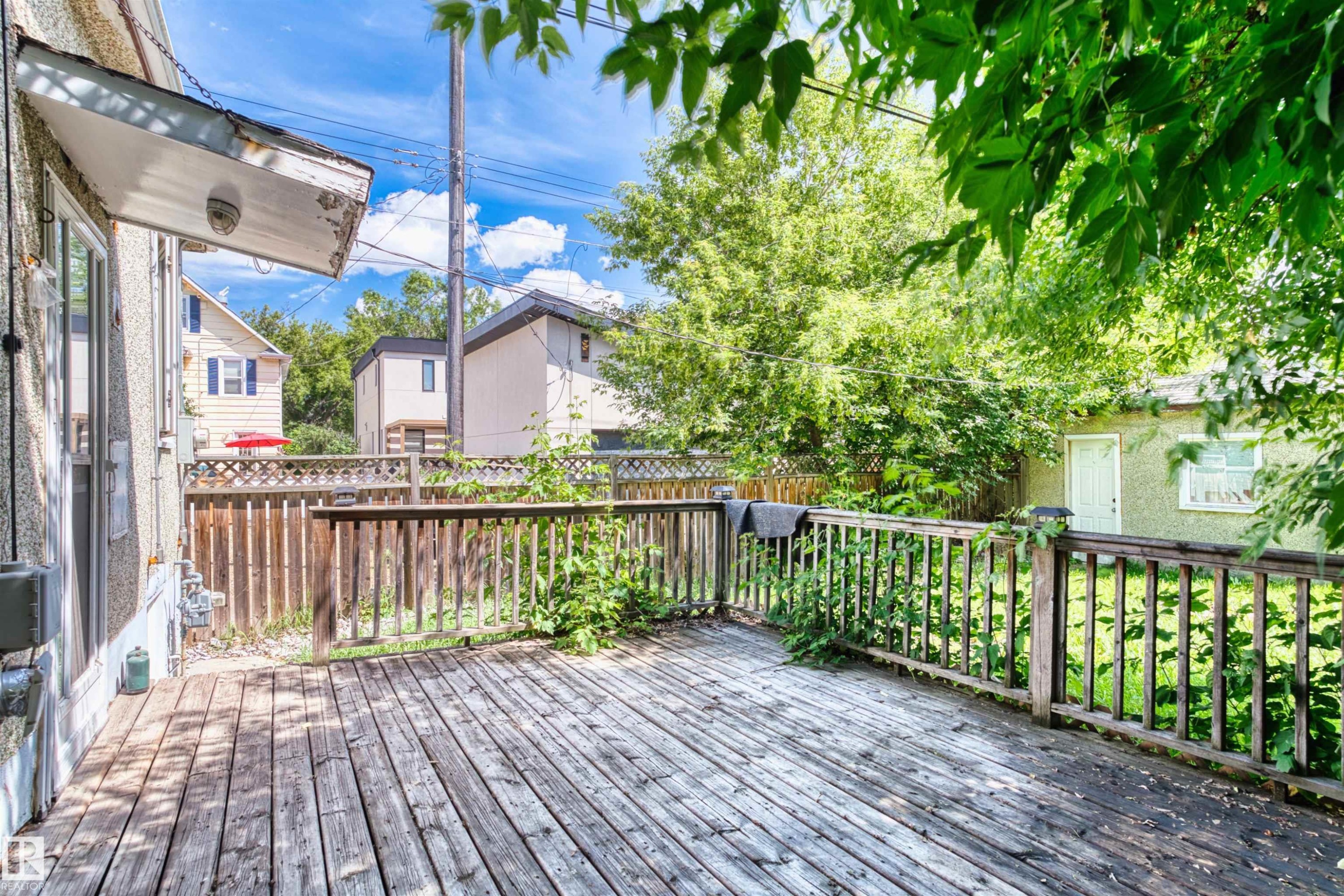 Spacious outdoor deck with natural wood flooring and coordinating railing - 10607 73 Ave, Edmonton, AB