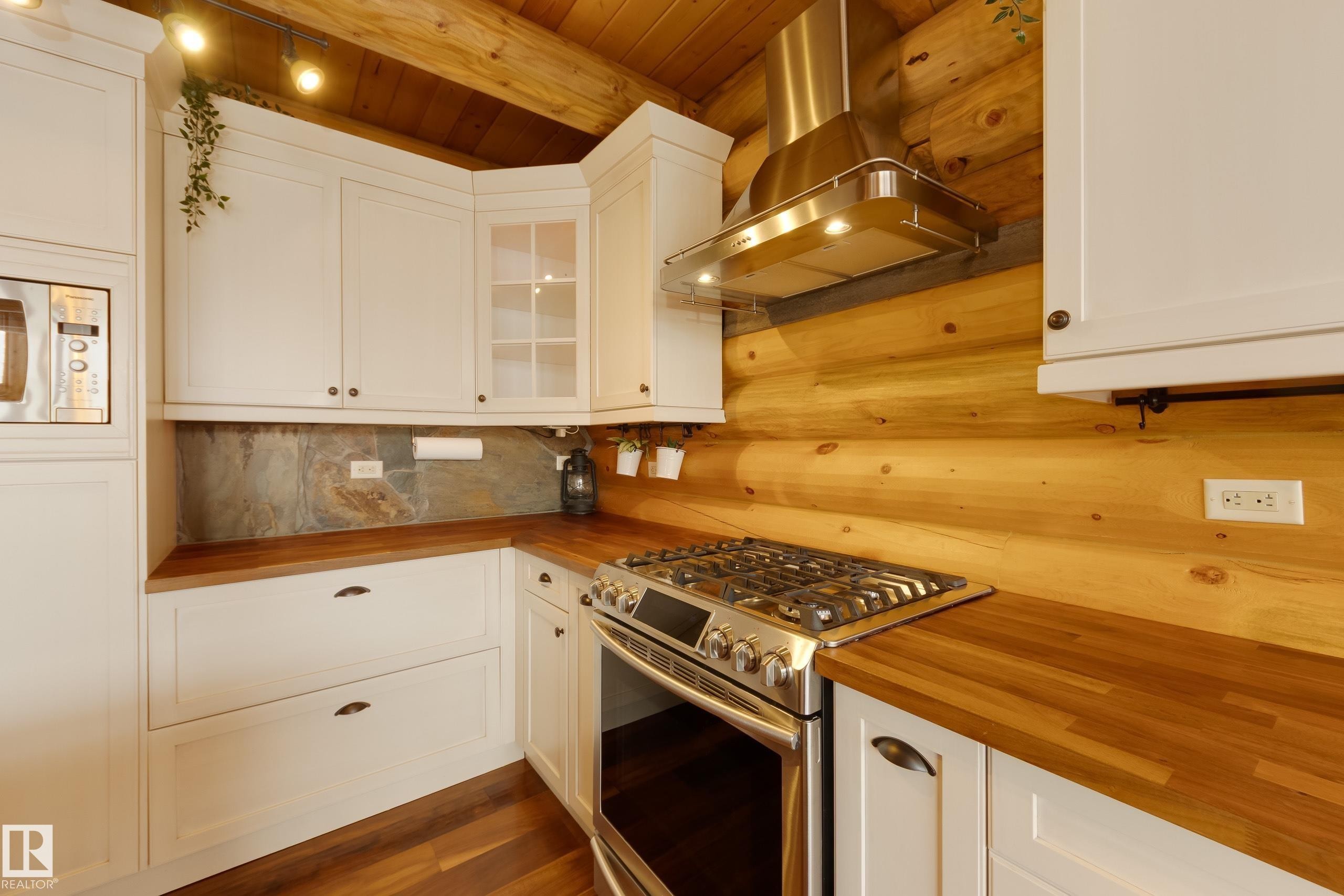 3-54227 Rge Road 275, Rural Sturgeon County, AB - Indoor Photo Showing Kitchen