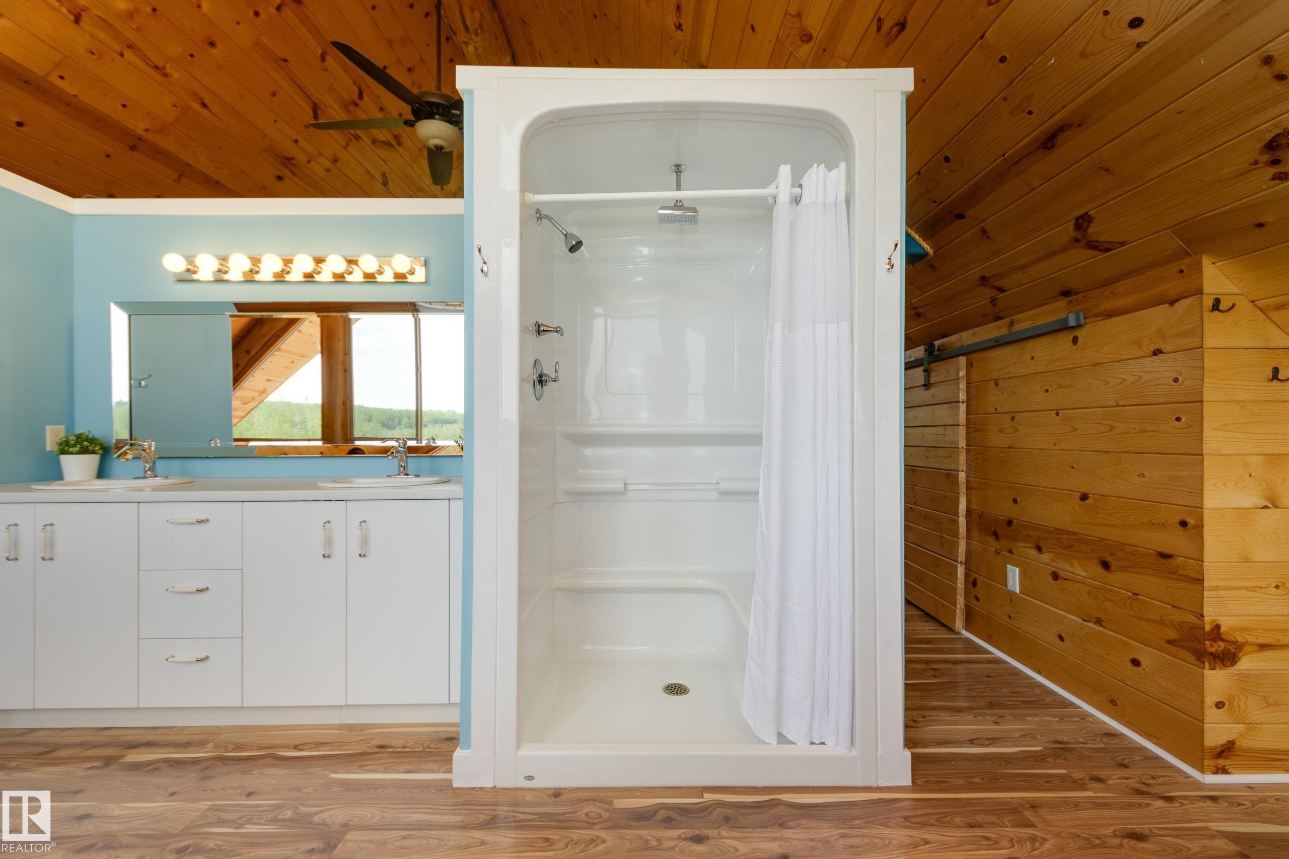 3-54227 Rge Road 275, Rural Sturgeon County, AB - Indoor Photo Showing Bathroom