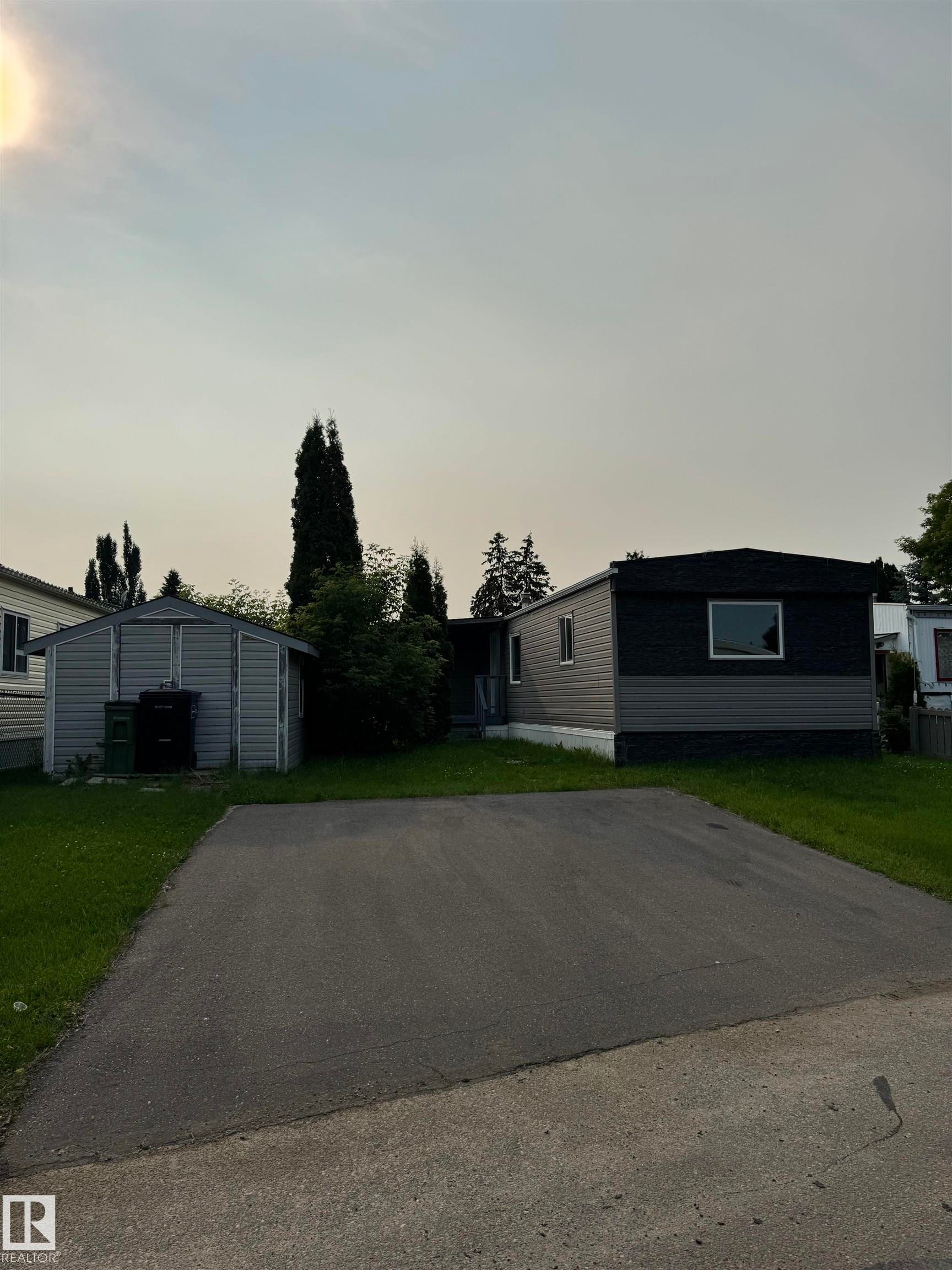Two-tone exterior with dark gray and light gray siding - 543 Evergreen Park Northwest, Edmonton, AB - Outdoor