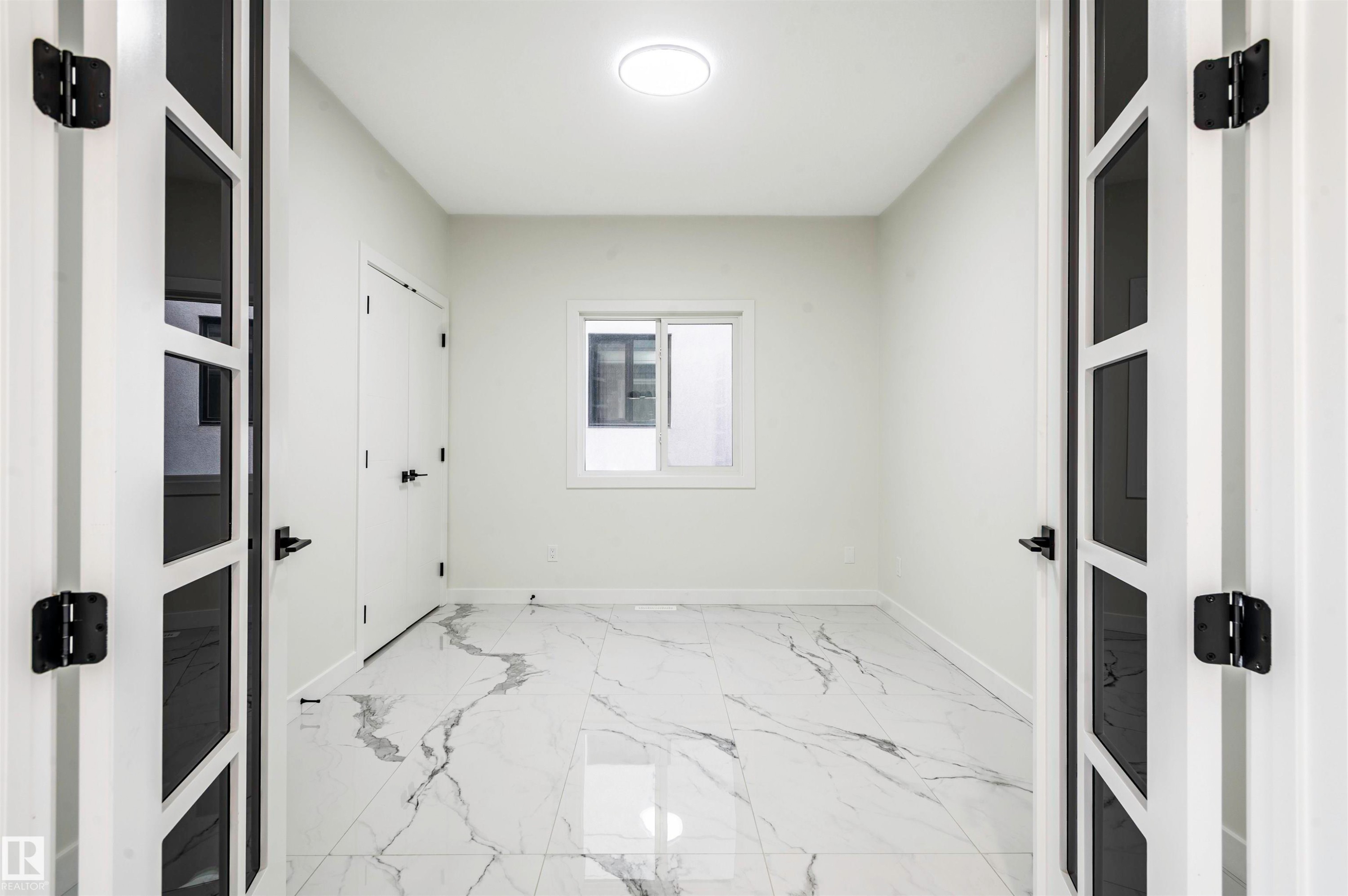 216 33 Street Sw, Edmonton, AB - Indoor Photo Showing Other Room