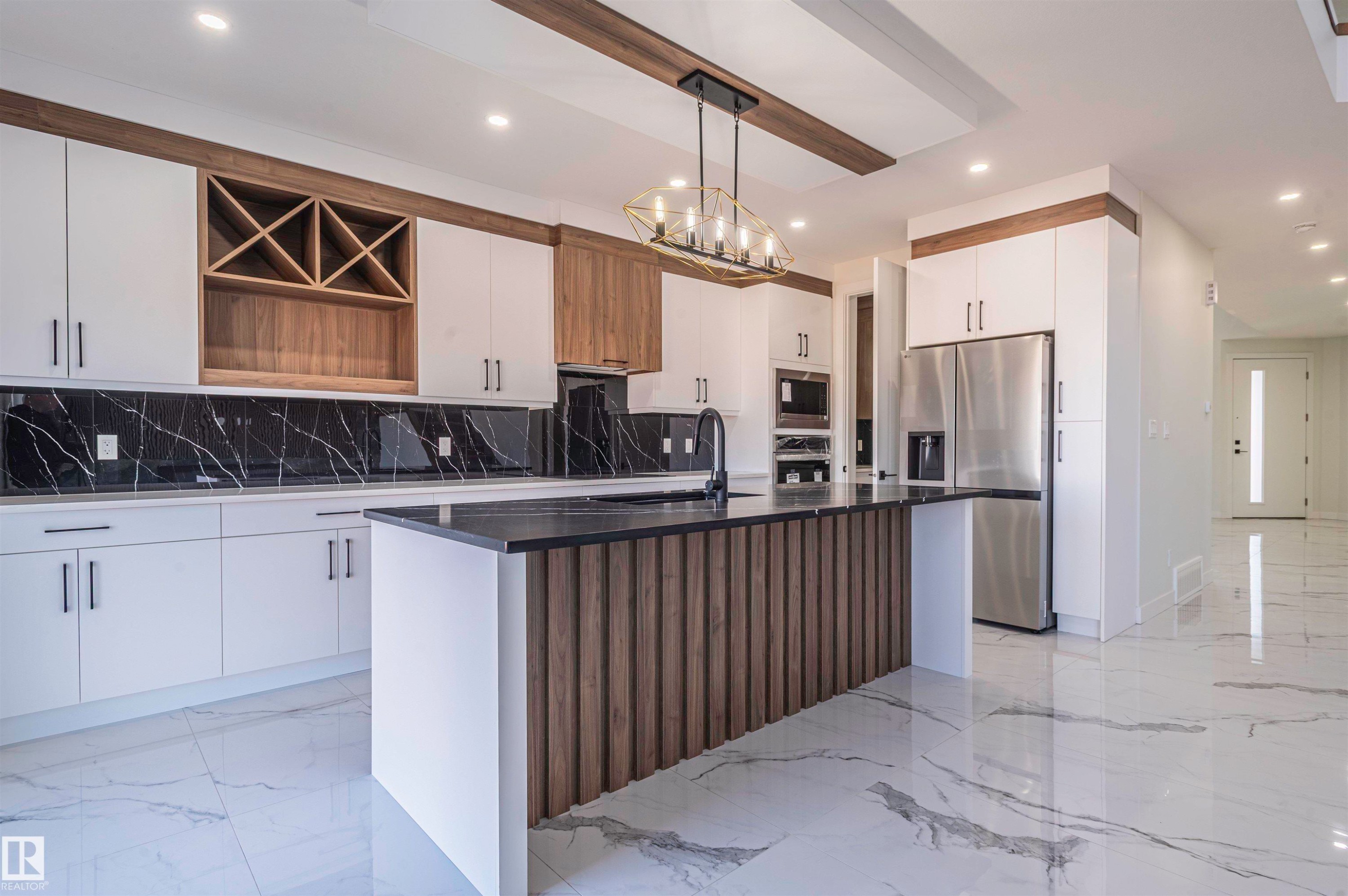 216 33 Street Sw, Edmonton, AB - Indoor Photo Showing Kitchen