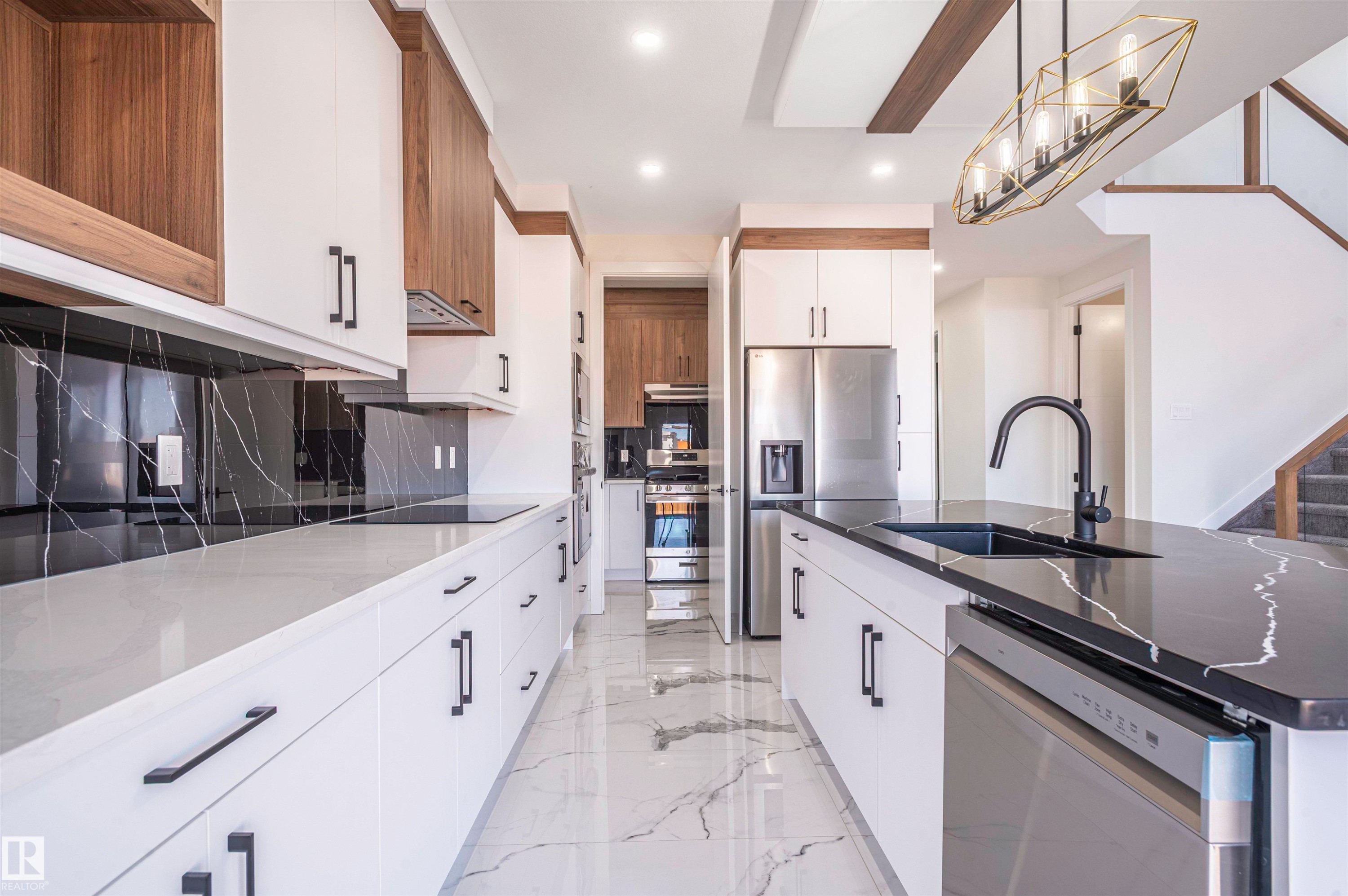 216 33 Street Sw, Edmonton, AB - Indoor Photo Showing Kitchen With Upgraded Kitchen