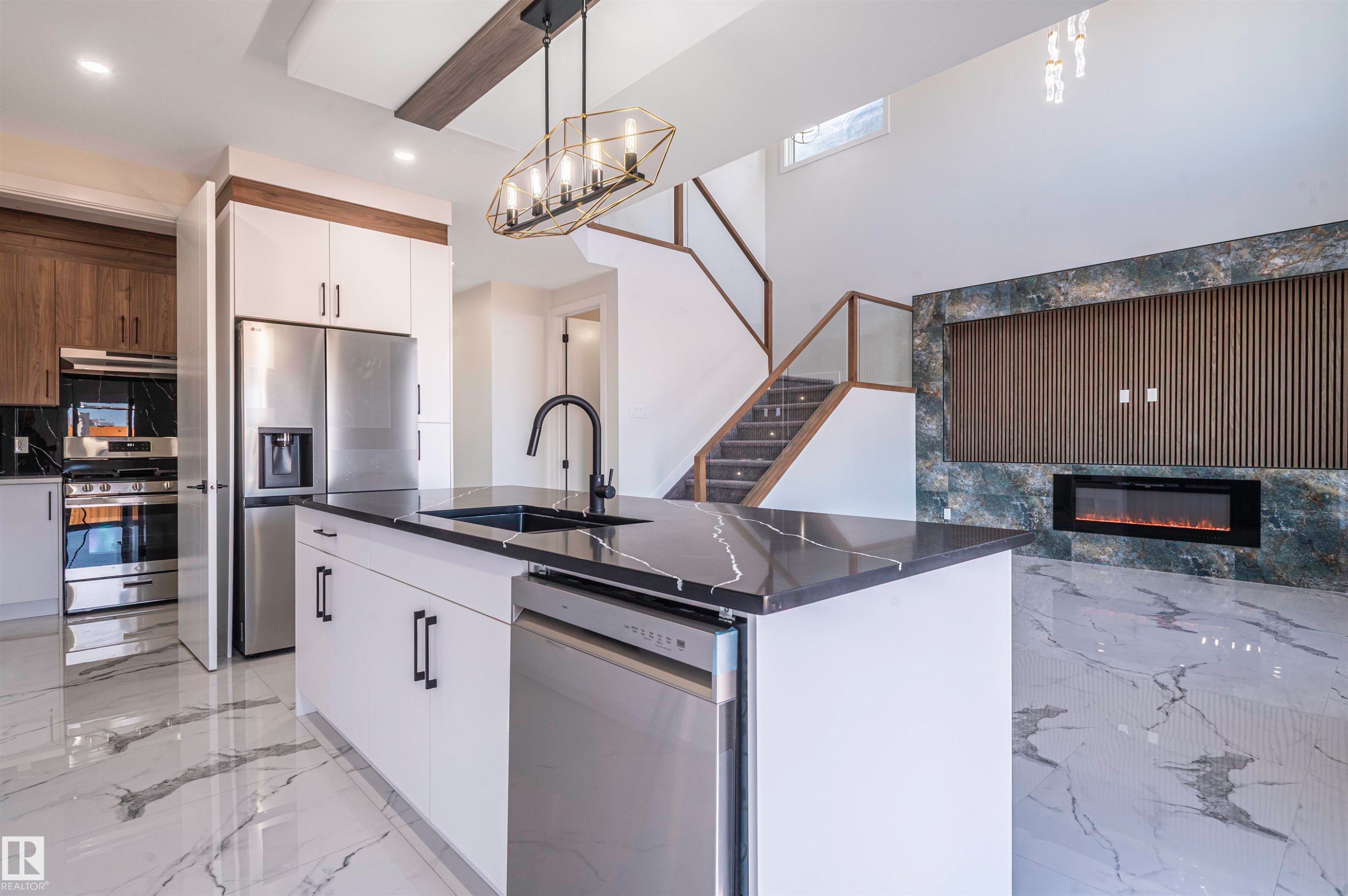 216 33 Street Sw, Edmonton, AB - Indoor Photo Showing Kitchen With Upgraded Kitchen
