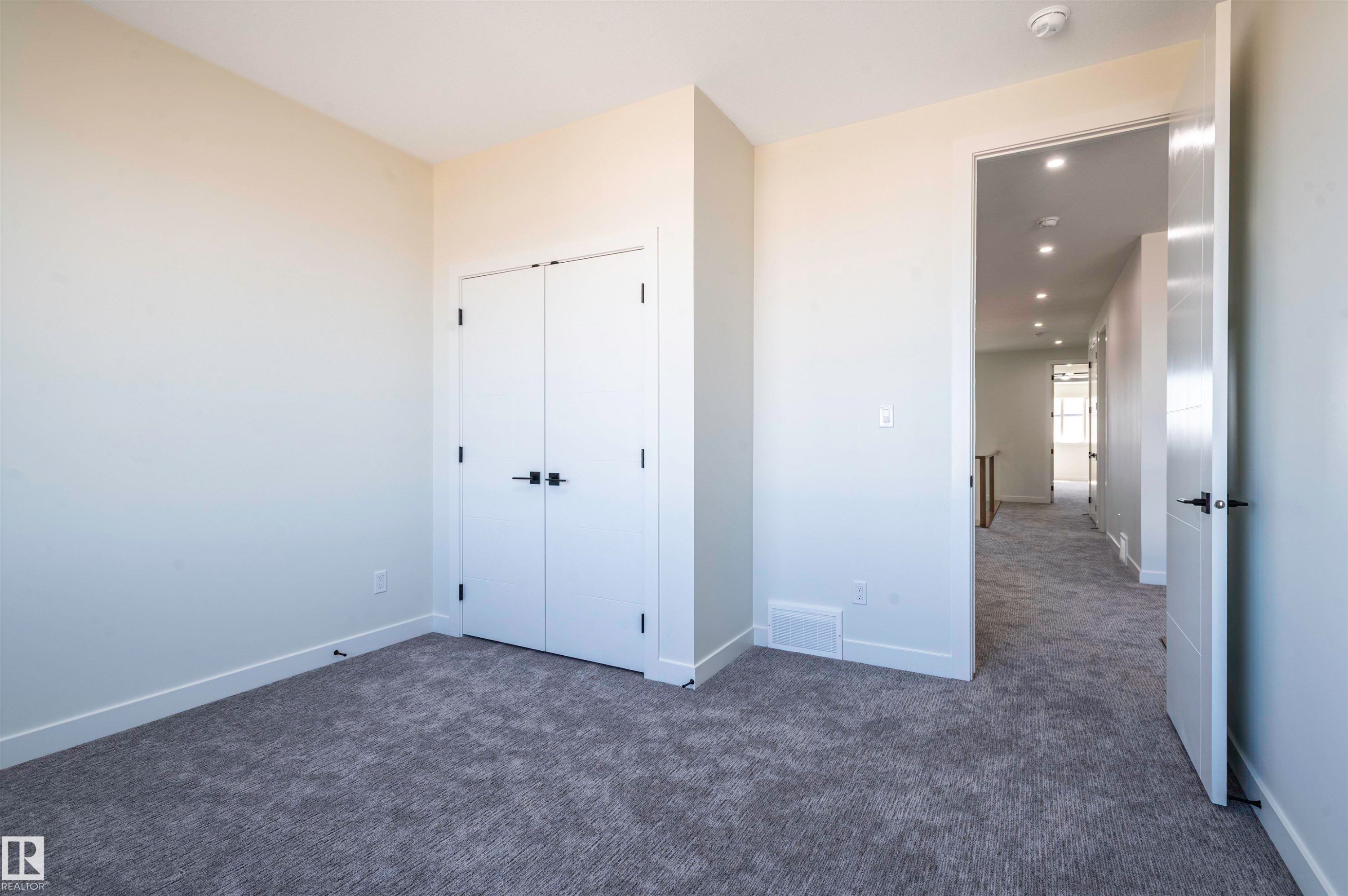 216 33 Street Sw, Edmonton, AB - Indoor Photo Showing Other Room