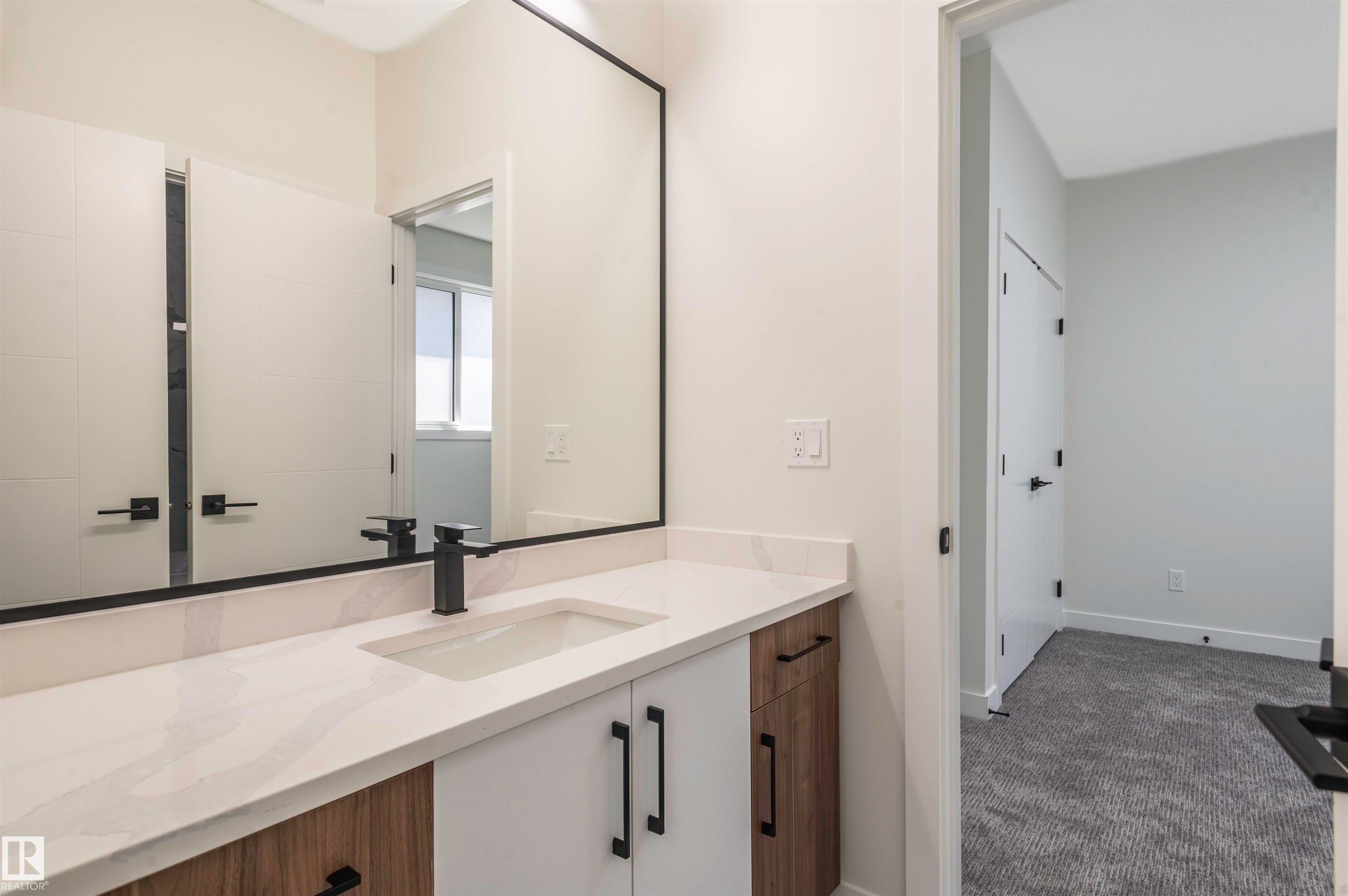 216 33 Street Sw, Edmonton, AB - Indoor Photo Showing Bathroom