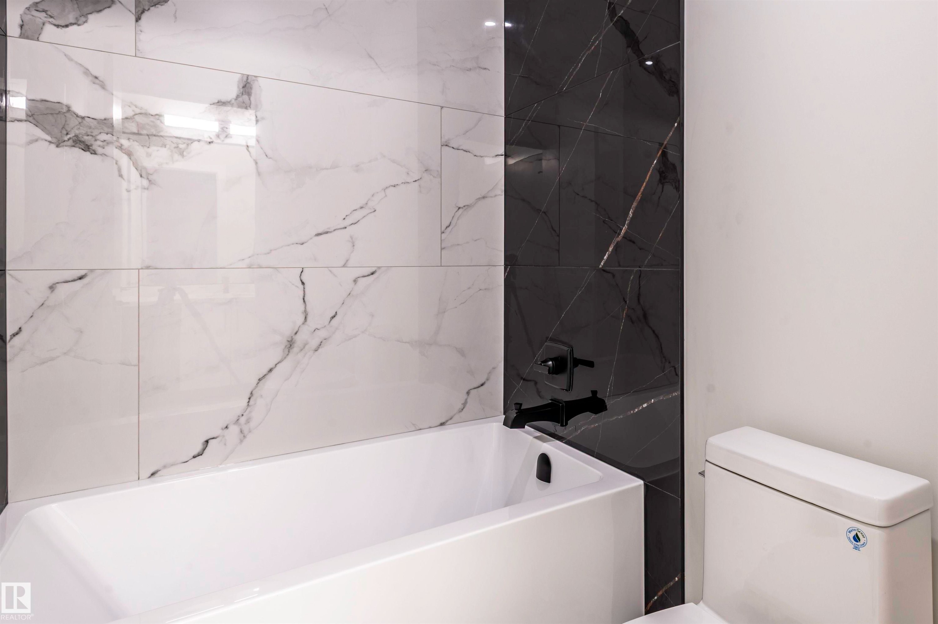 216 33 Street Sw, Edmonton, AB - Indoor Photo Showing Bathroom