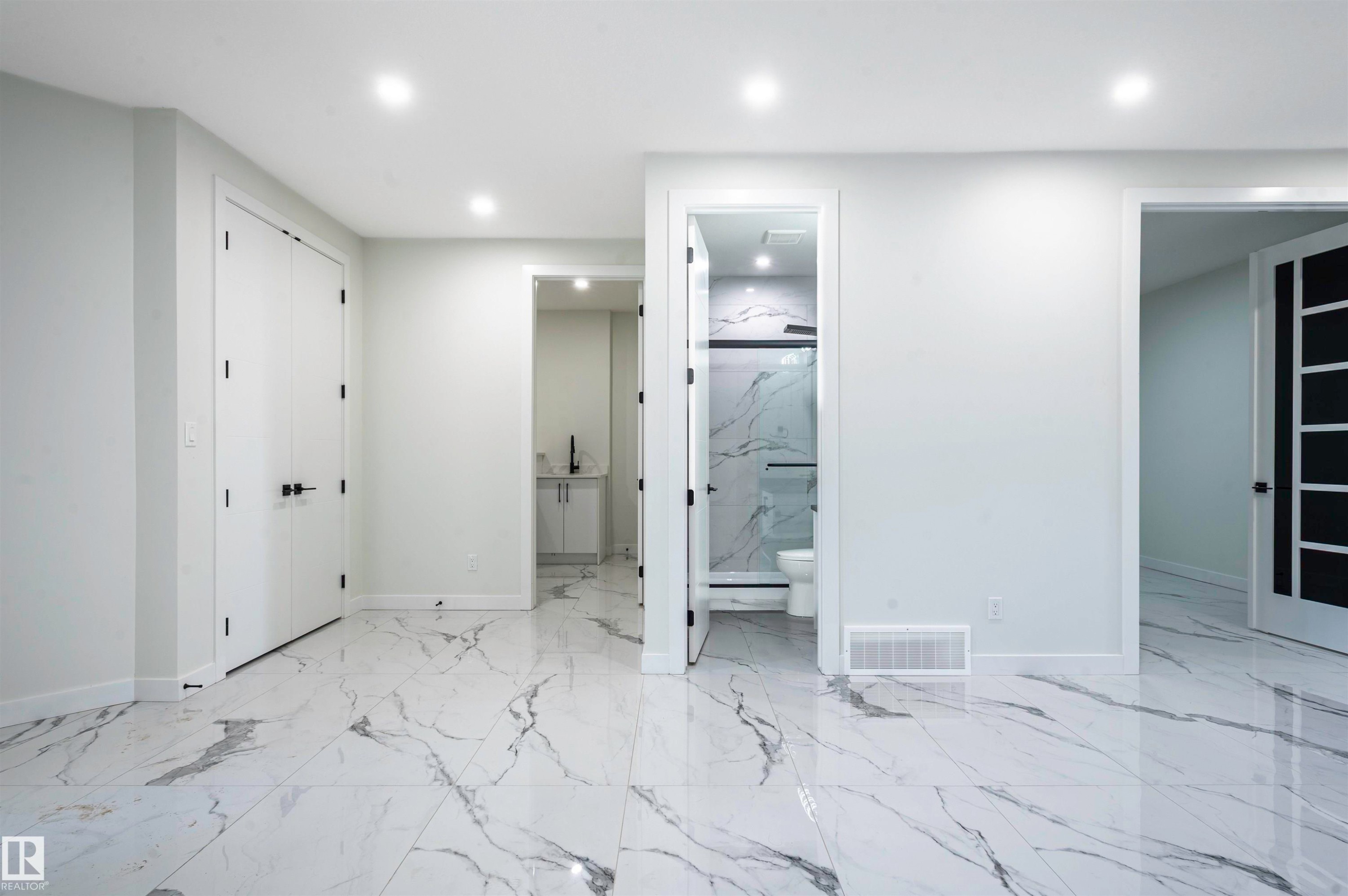 216 33 Street Sw, Edmonton, AB - Indoor Photo Showing Other Room