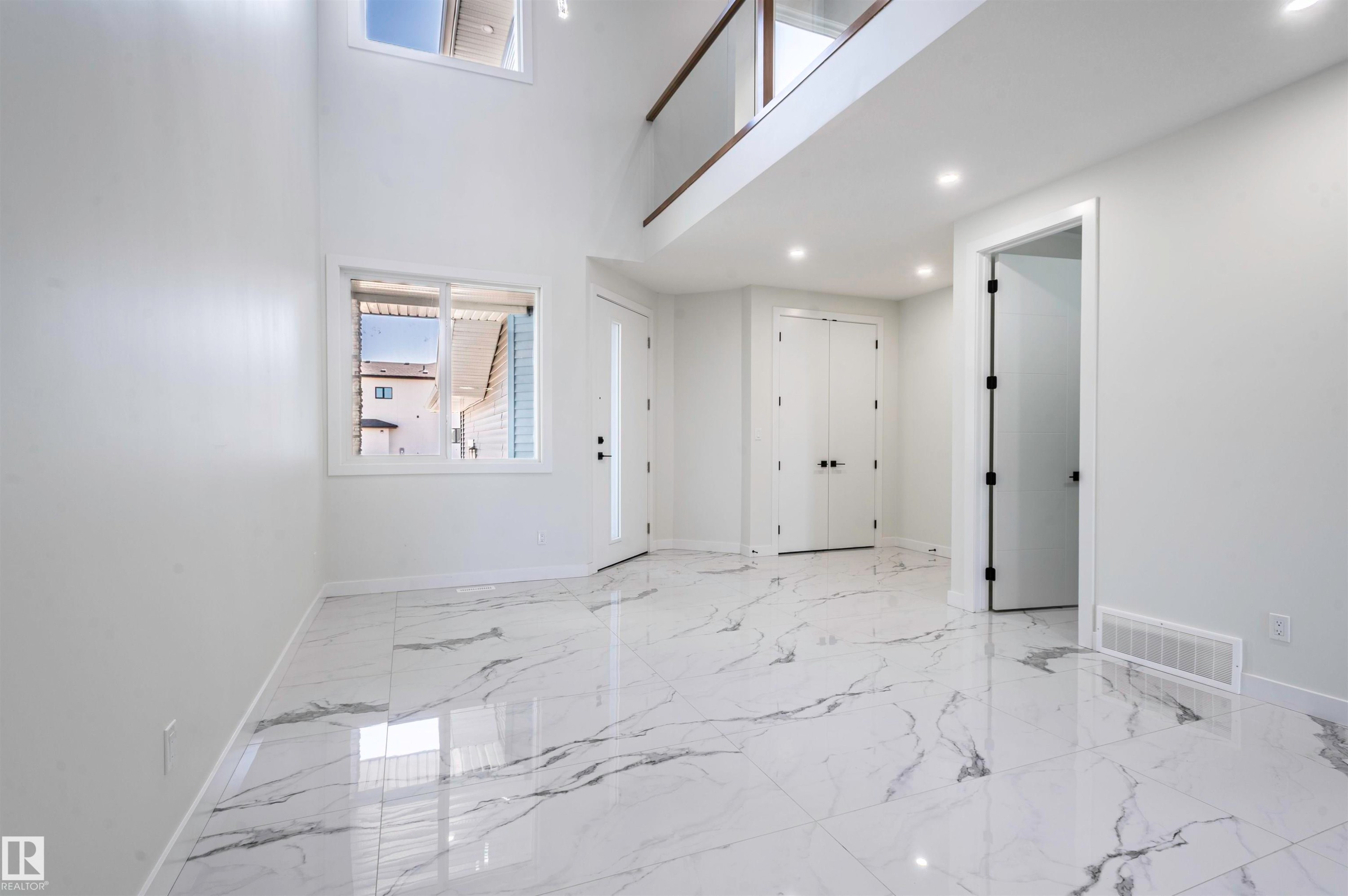 216 33 Street Sw, Edmonton, AB - Indoor Photo Showing Other Room