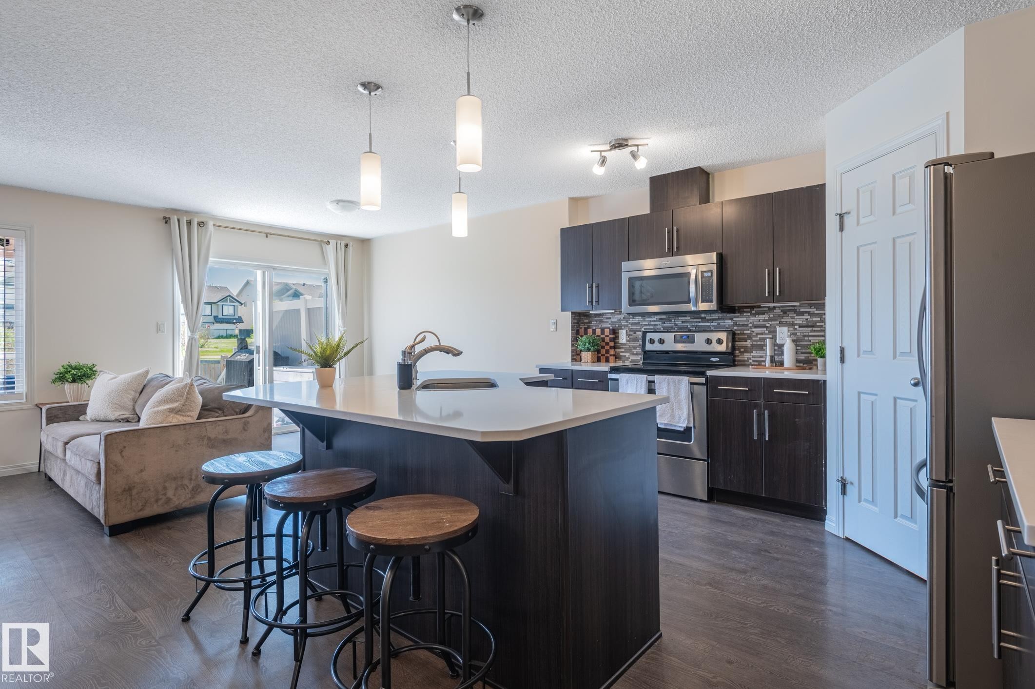 2537 Coughlan Road Sw, Edmonton, AB - Indoor Photo Showing Kitchen With Upgraded Kitchen