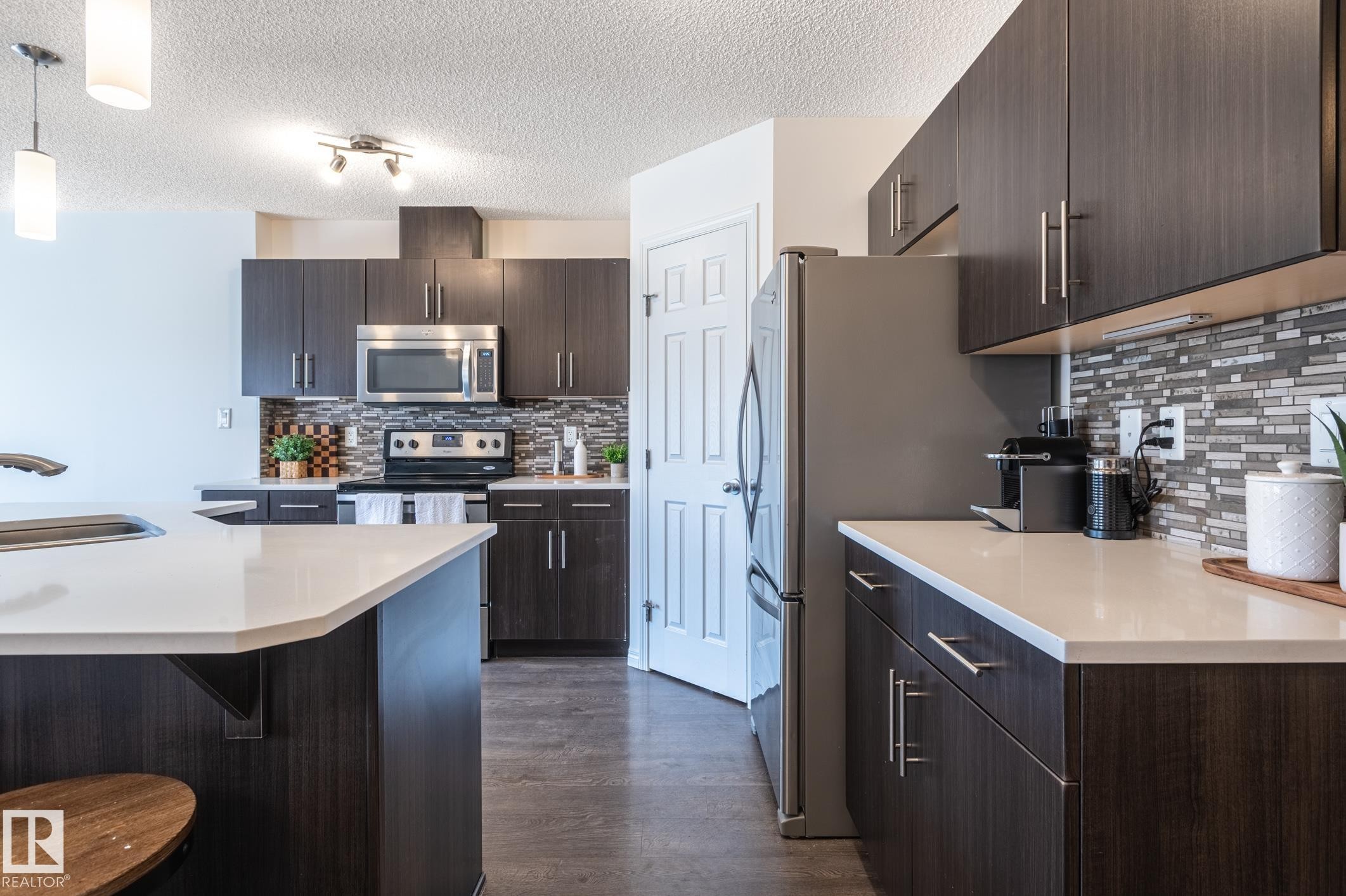 2537 Coughlan Road Sw, Edmonton, AB - Indoor Photo Showing Kitchen With Double Sink With Upgraded Kitchen