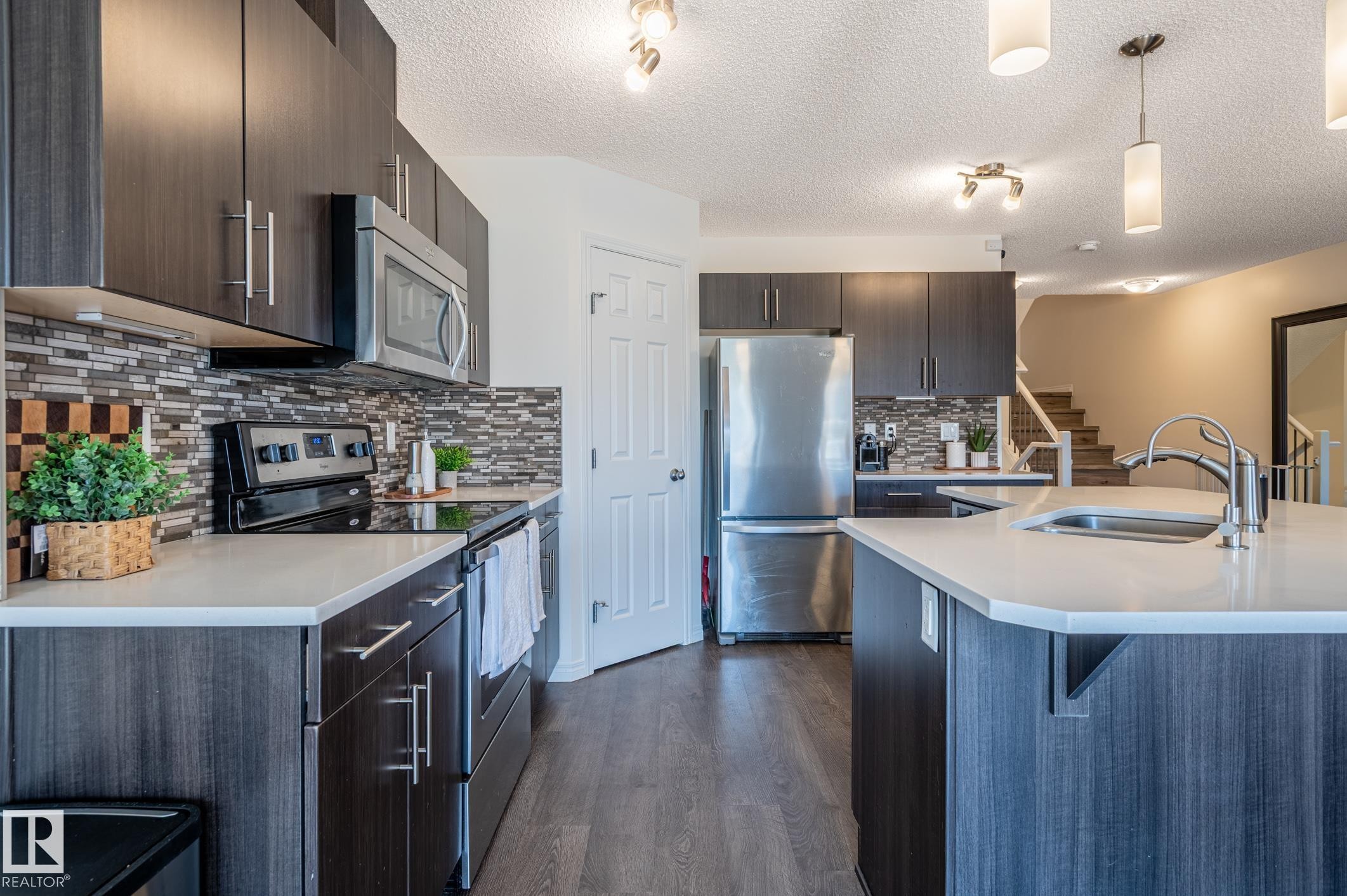 2537 Coughlan Road Sw, Edmonton, AB - Indoor Photo Showing Kitchen With Upgraded Kitchen