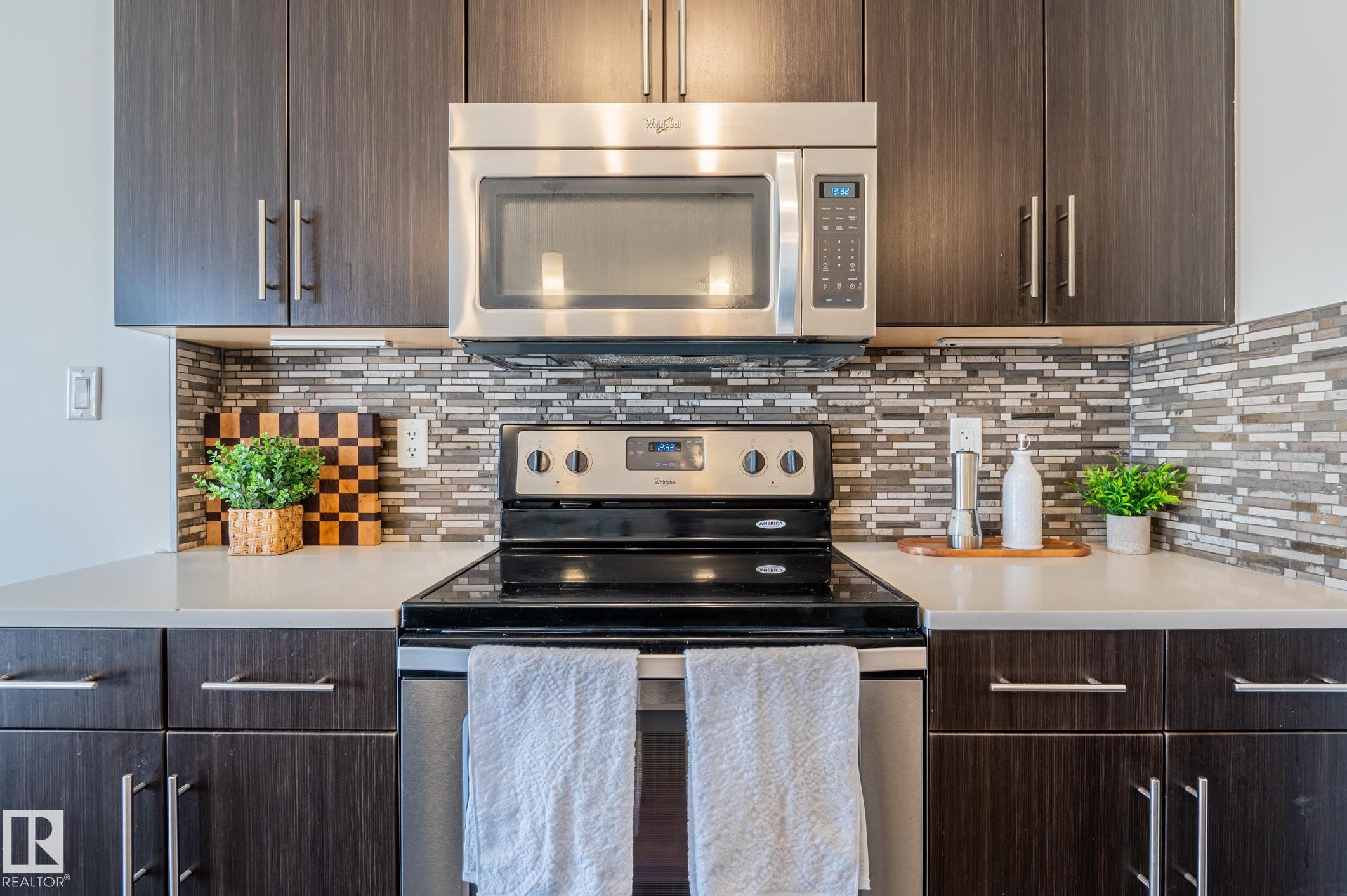 2537 Coughlan Road Sw, Edmonton, AB - Indoor Photo Showing Kitchen With Upgraded Kitchen
