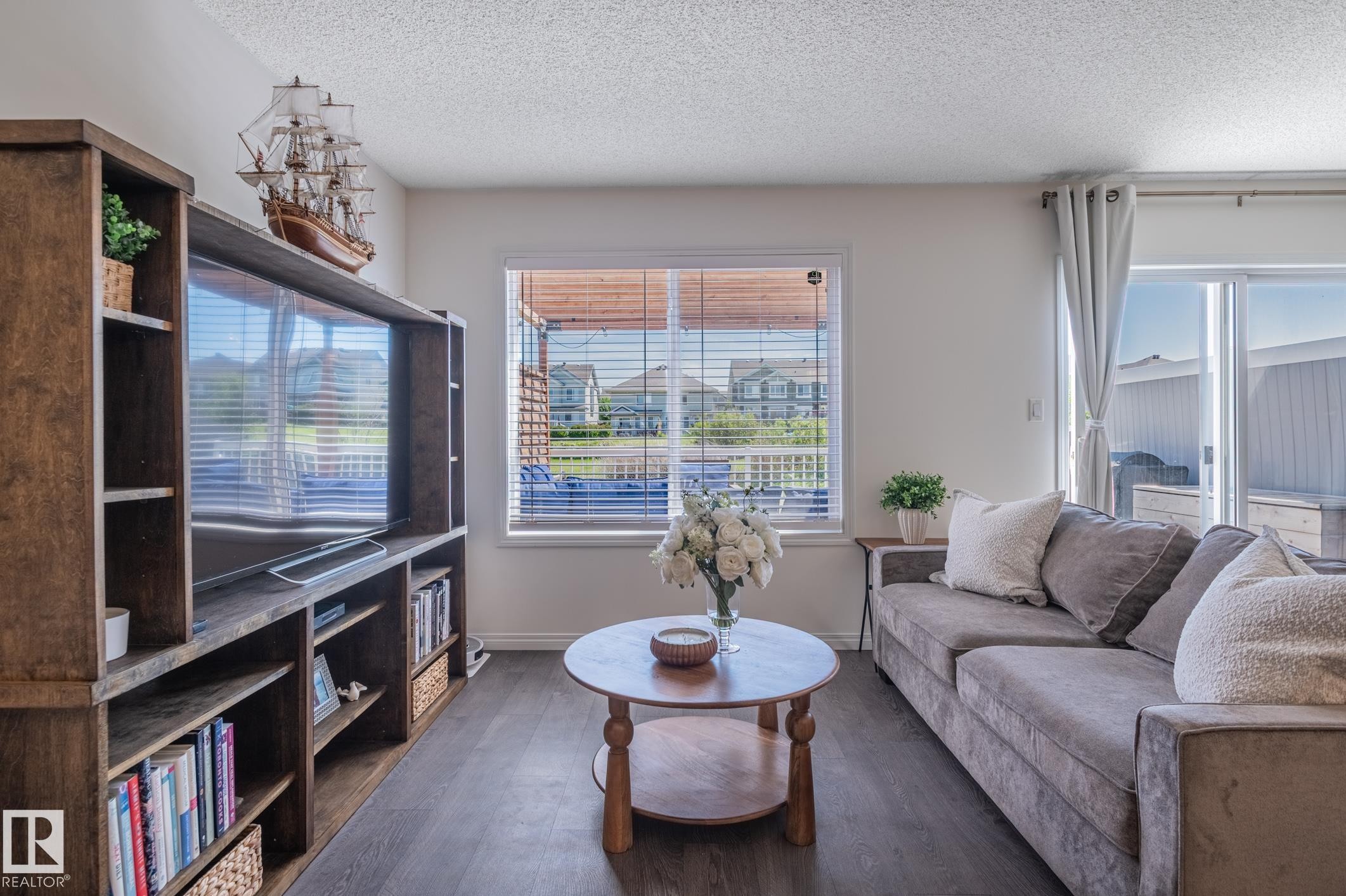 2537 Coughlan Road Sw, Edmonton, AB - Indoor Photo Showing Living Room