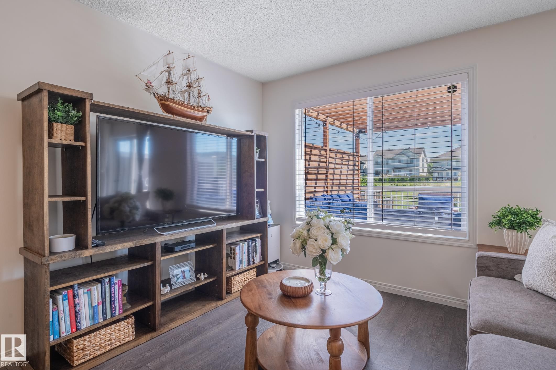 2537 Coughlan Road Sw, Edmonton, AB - Indoor Photo Showing Living Room