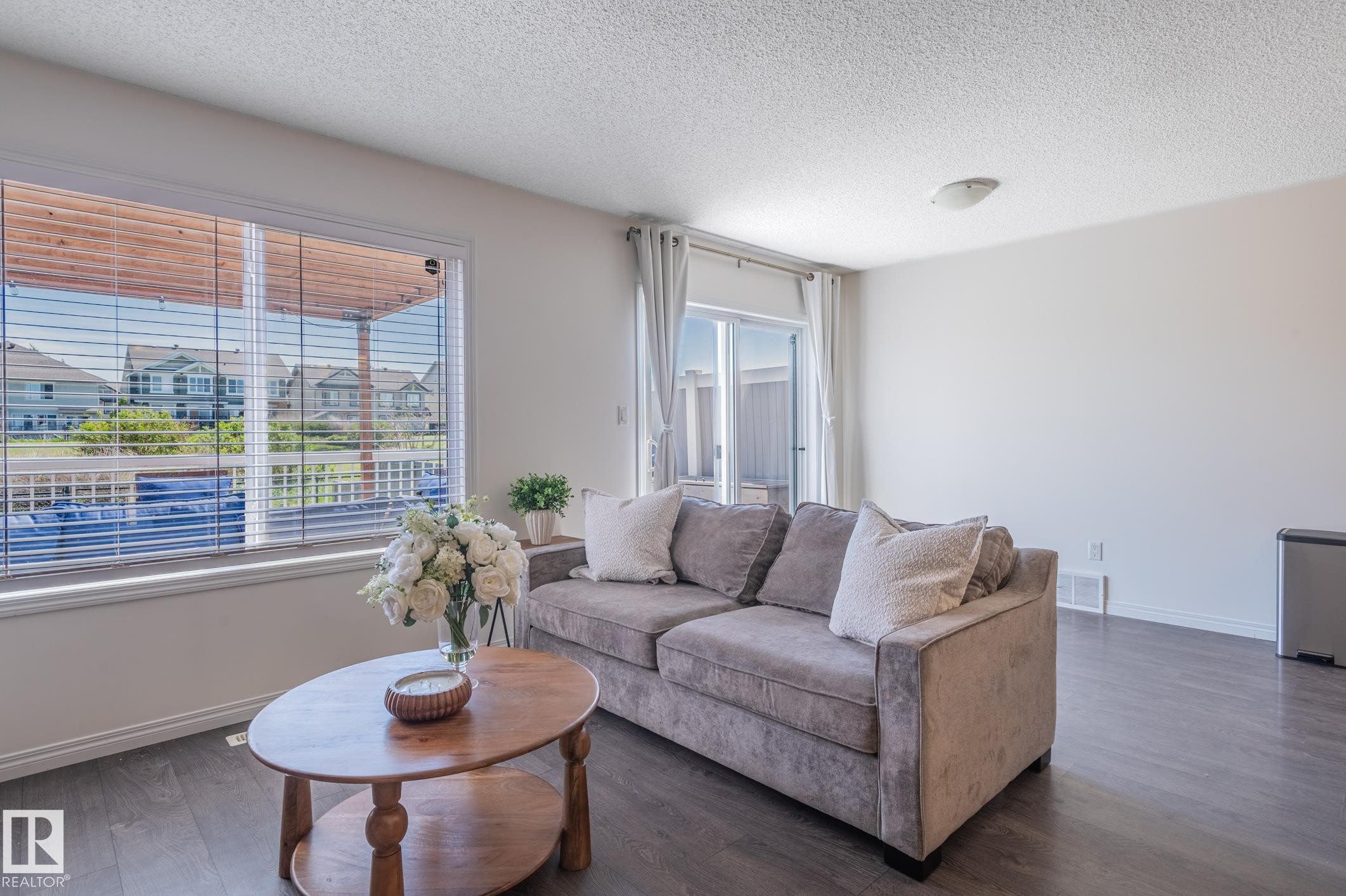 2537 Coughlan Road Sw, Edmonton, AB - Indoor Photo Showing Living Room