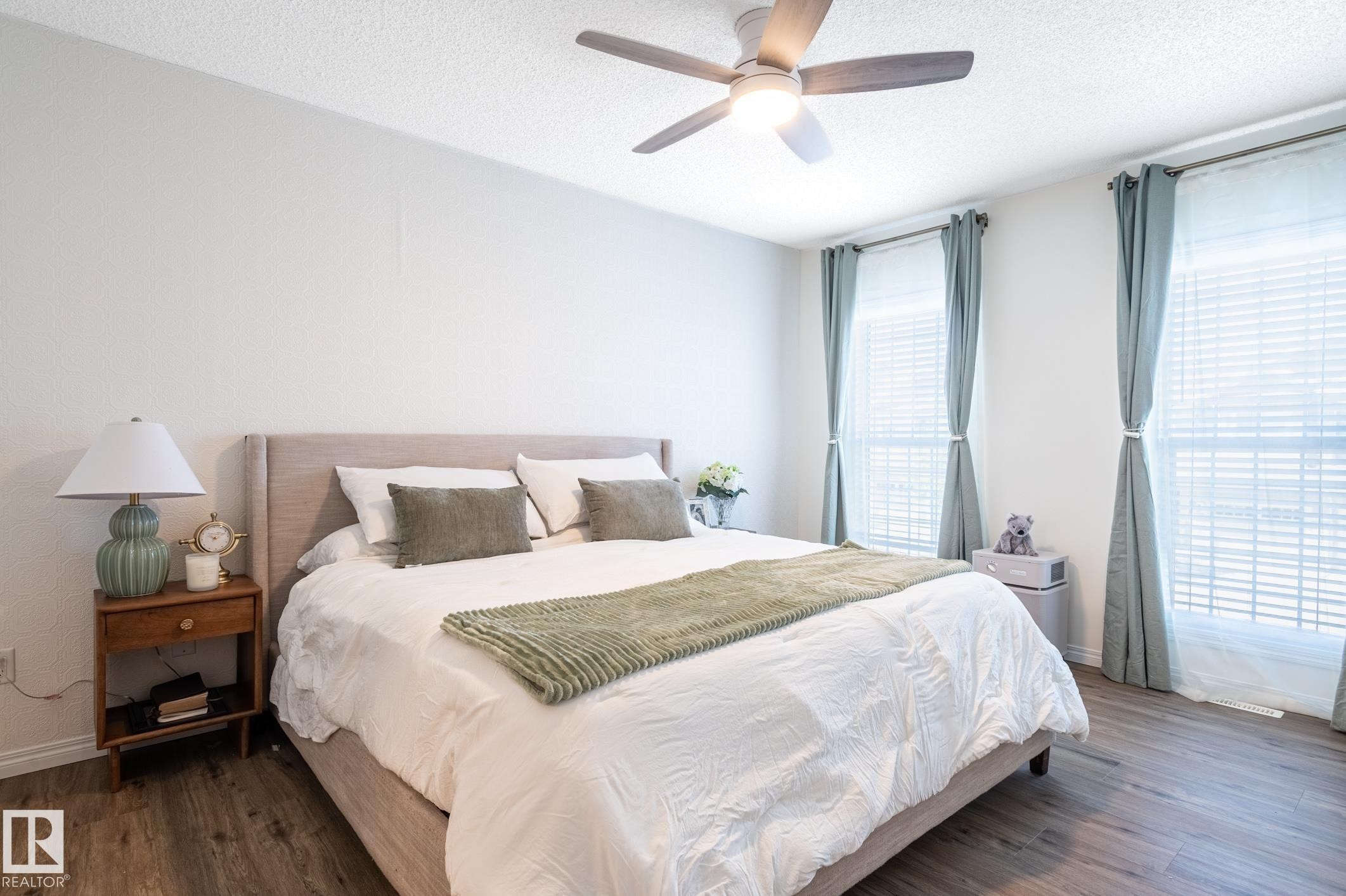 2537 Coughlan Road Sw, Edmonton, AB - Indoor Photo Showing Bedroom