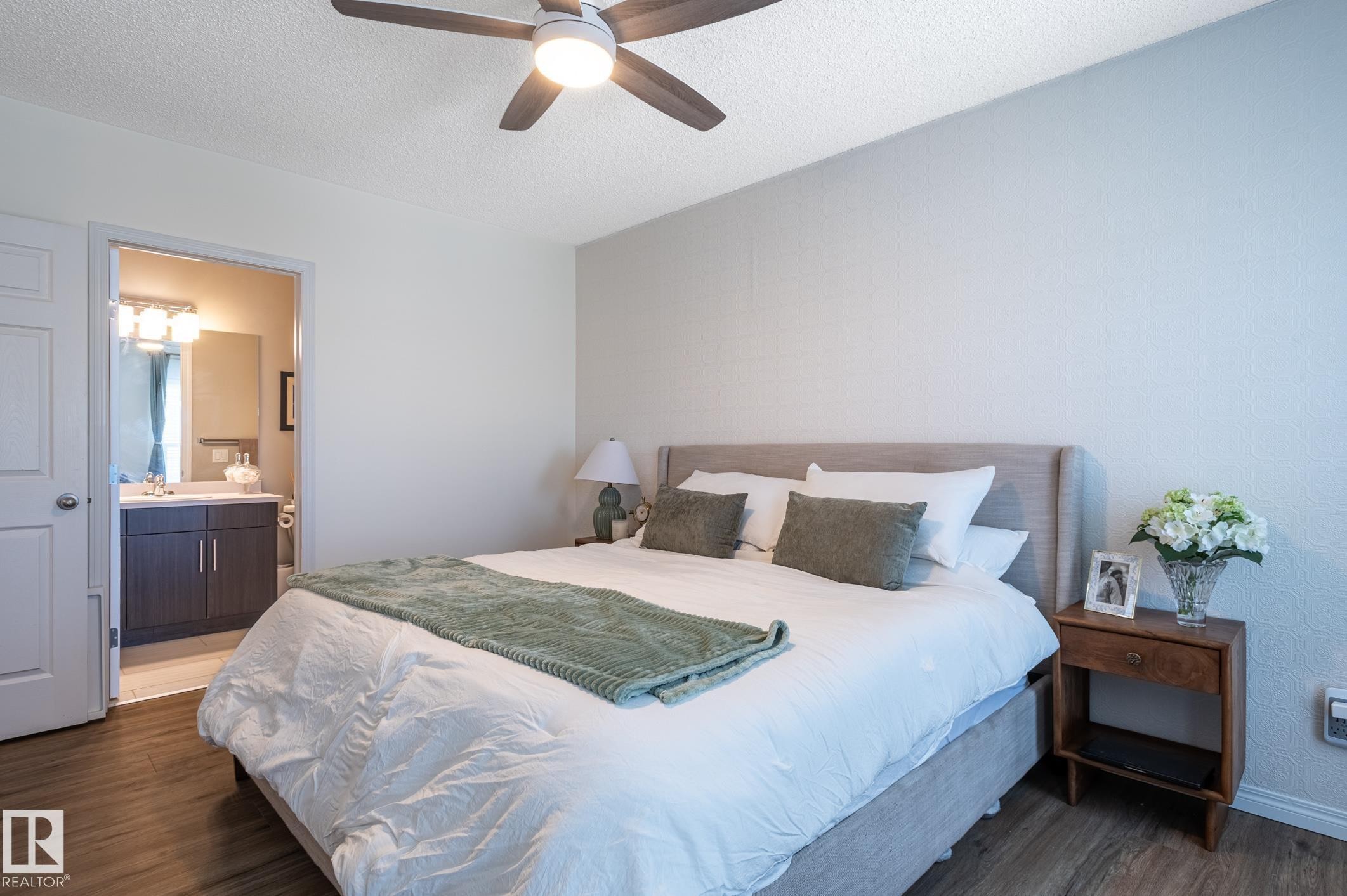 2537 Coughlan Road Sw, Edmonton, AB - Indoor Photo Showing Bedroom